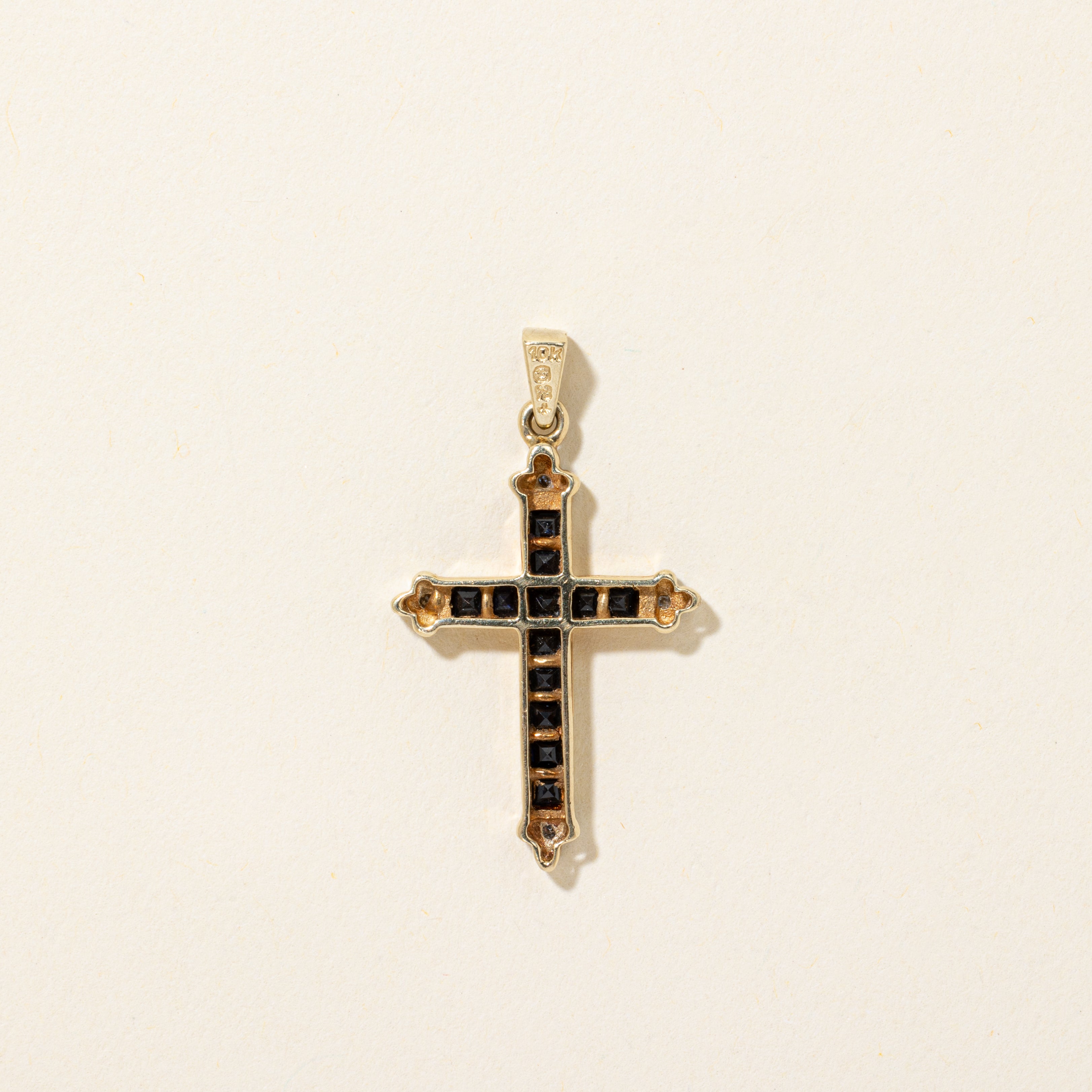 Pendentif croix serti de saphirs et de diamants | 0,66 ct, 0,02 ct