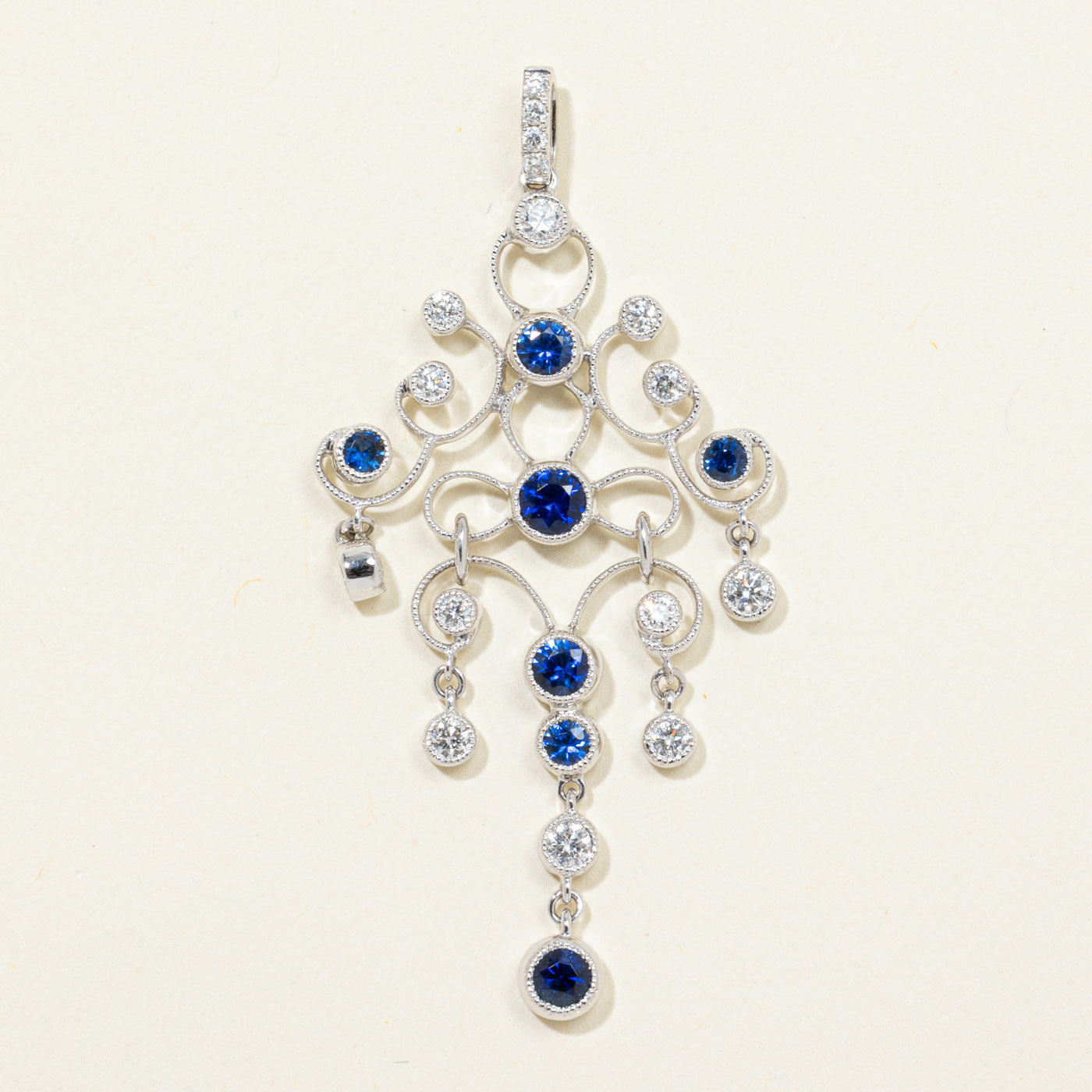Pendentif chandelier en or 18 carats serti clos de saphirs et diamants à effet milgrain | 0,69 ct, 0,26 ct