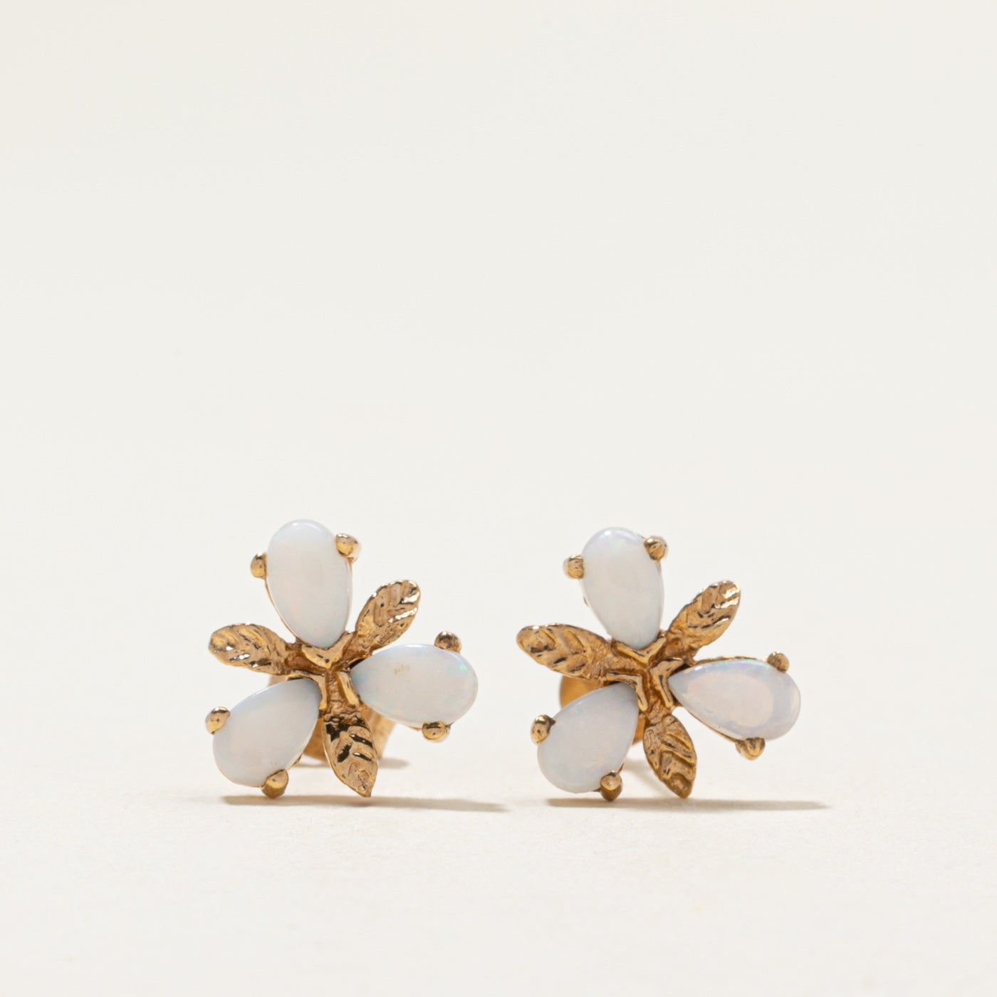 Boucles d'oreilles puces en forme de feuille d'opale | 0,50 ct