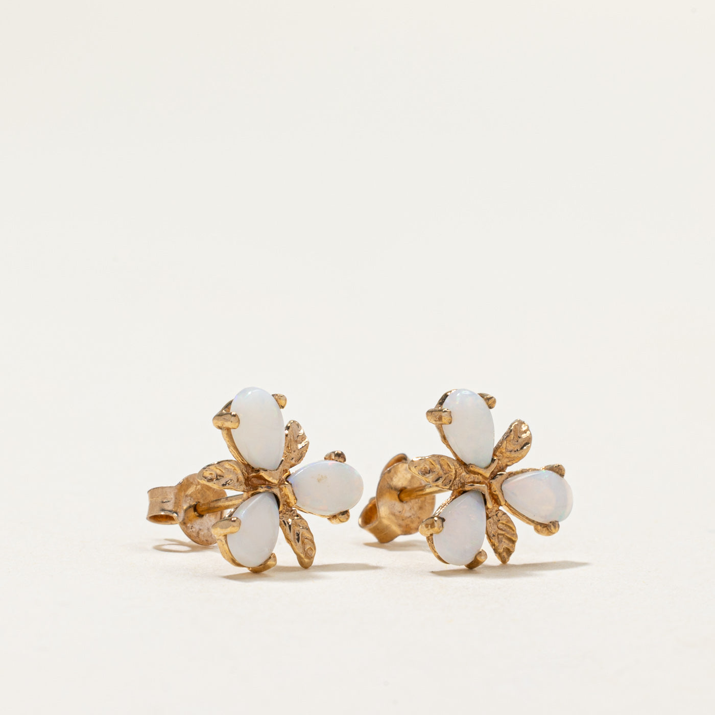 Boucles d'oreilles puces en forme de feuille d'opale | 0,50 ct