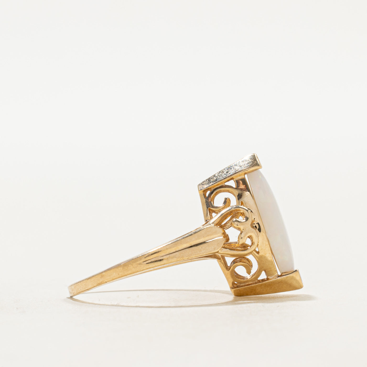 Bague navette en opale à volutes | 2,00 ct | Taille 6,75