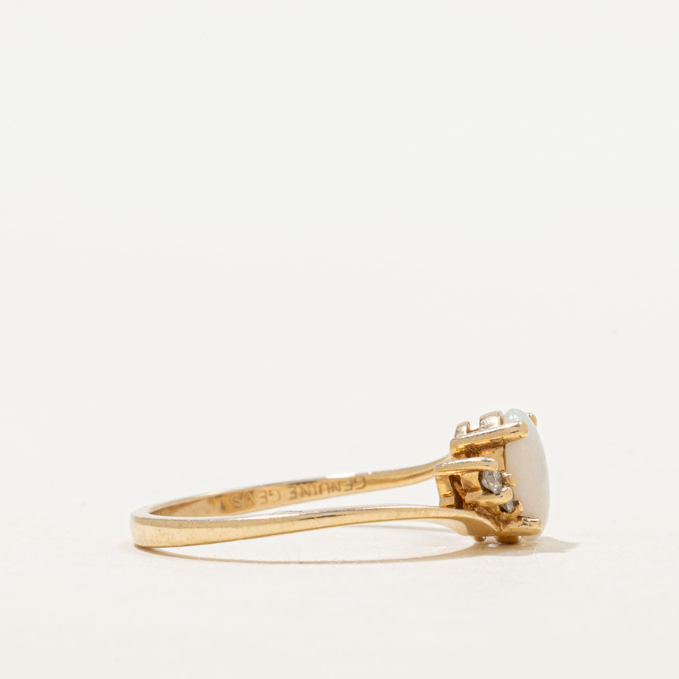 Bague sertie d'opale et de diamants | 0,40 ct, 0,04 ct au total | Taille 6,25