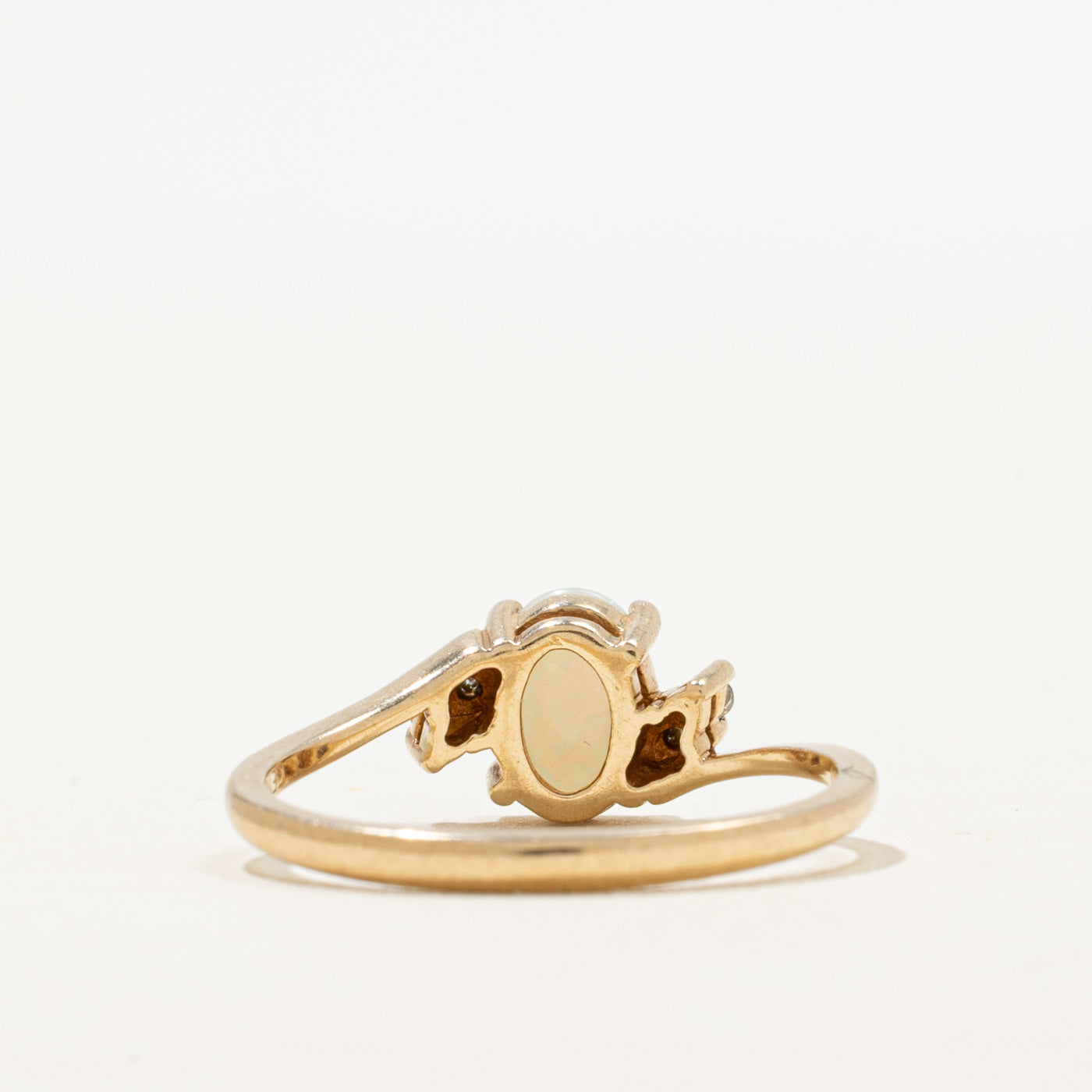 Bague sertie d'opale et de diamants | 0,40 ct, 0,04 ct au total | Taille 6,25