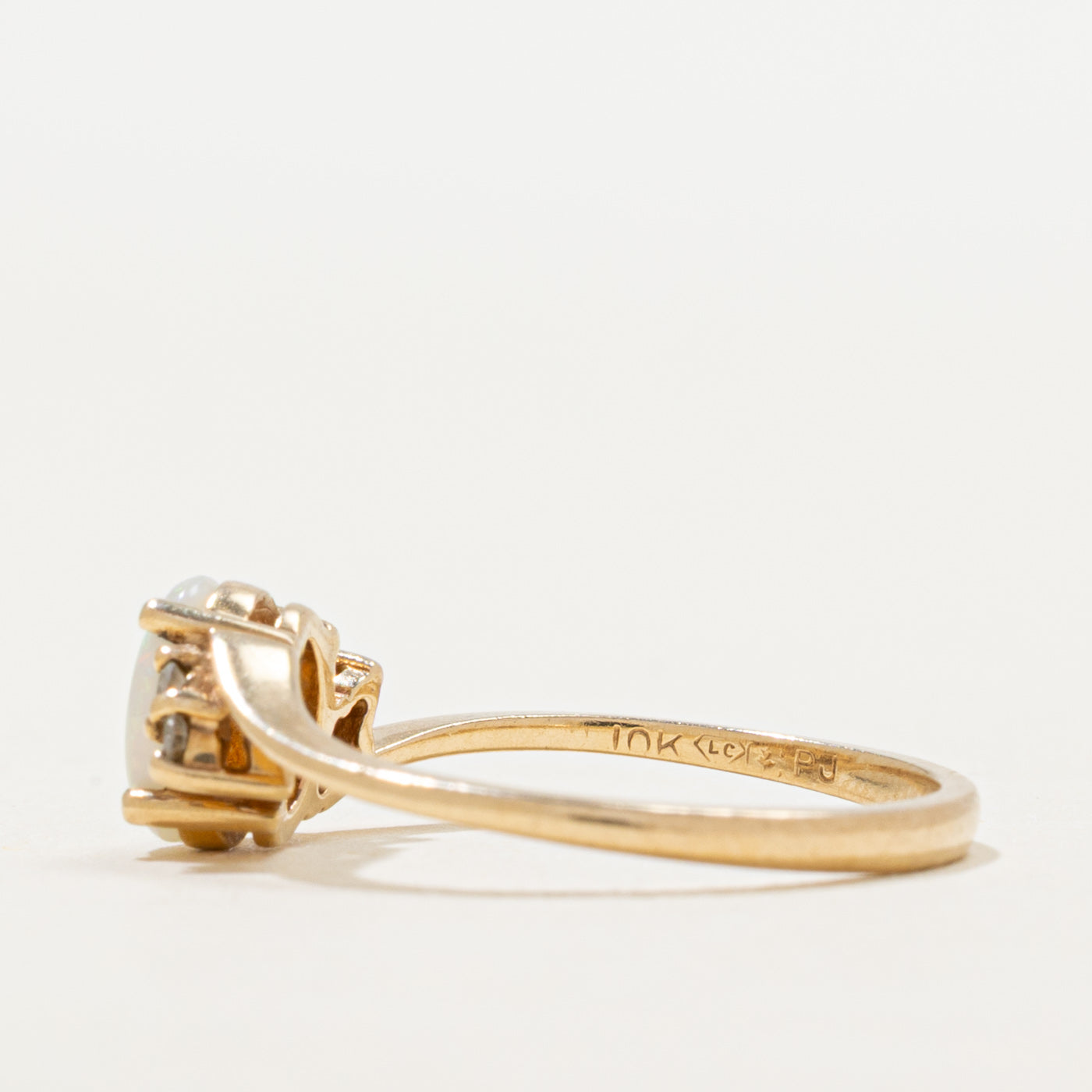 Bague sertie d'opale et de diamants | 0,40 ct, 0,04 ct au total | Taille 6,25