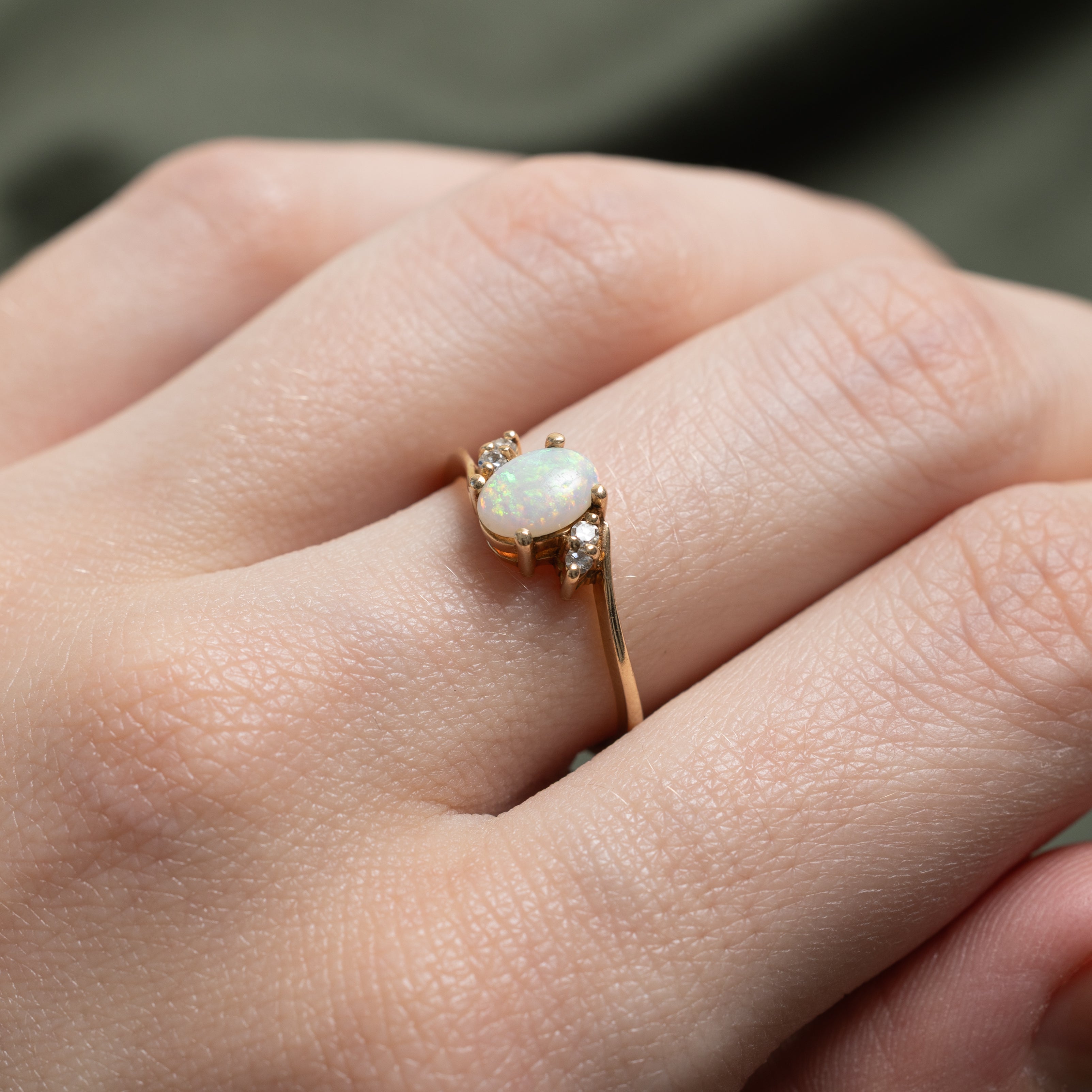 Bague sertie d'opale et de diamants | 0,40 ct, 0,04 ct au total | Taille 6,25