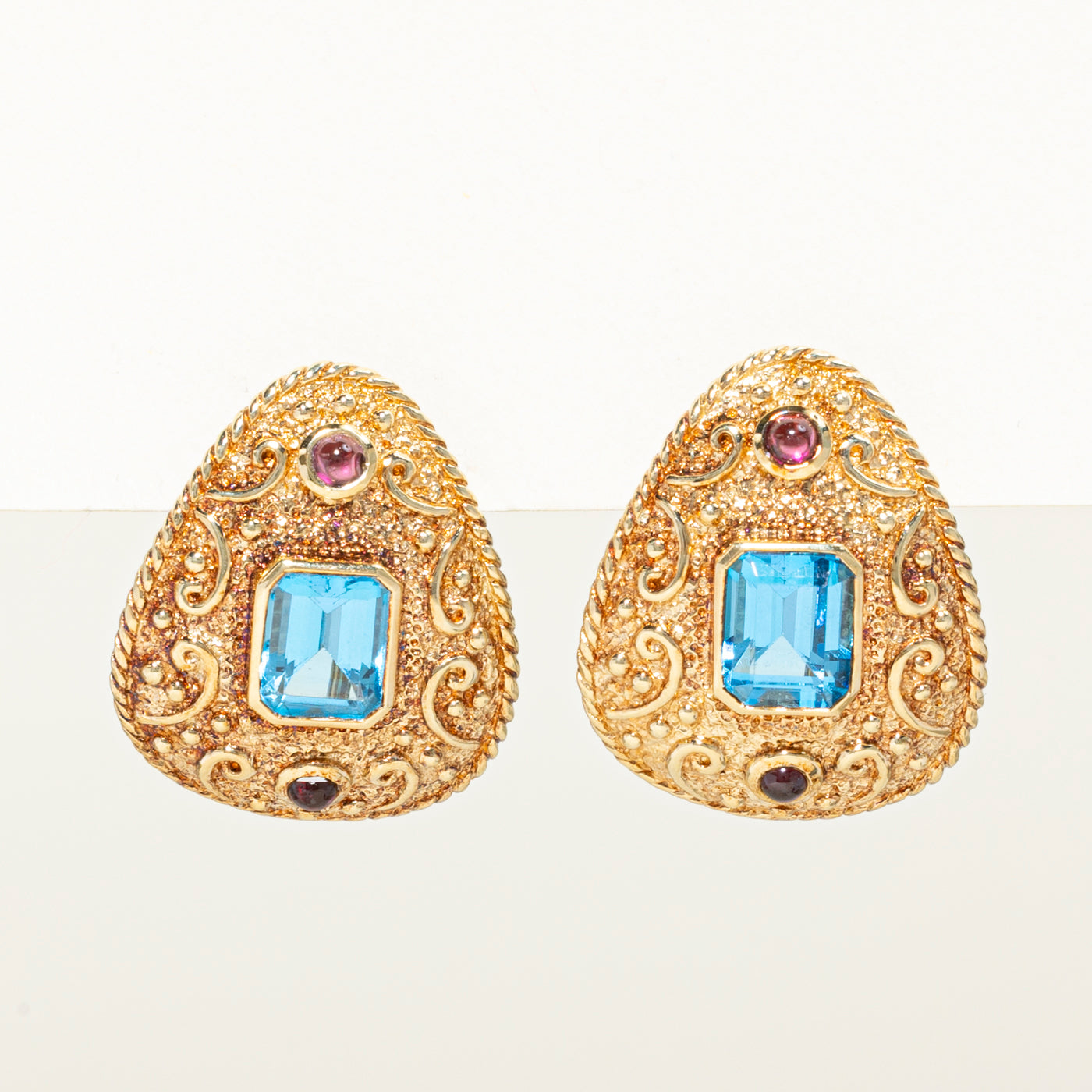 Boucles d'oreilles ornementées en topaze bleue et grenat sertis clos | 6,00 ct, 0,80 ct au total