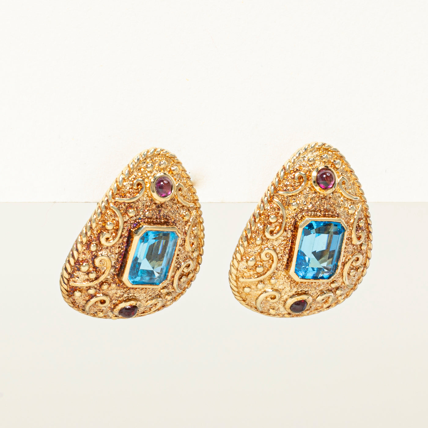 Boucles d'oreilles ornementées en topaze bleue et grenat sertis clos | 6,00 ct, 0,80 ct au total