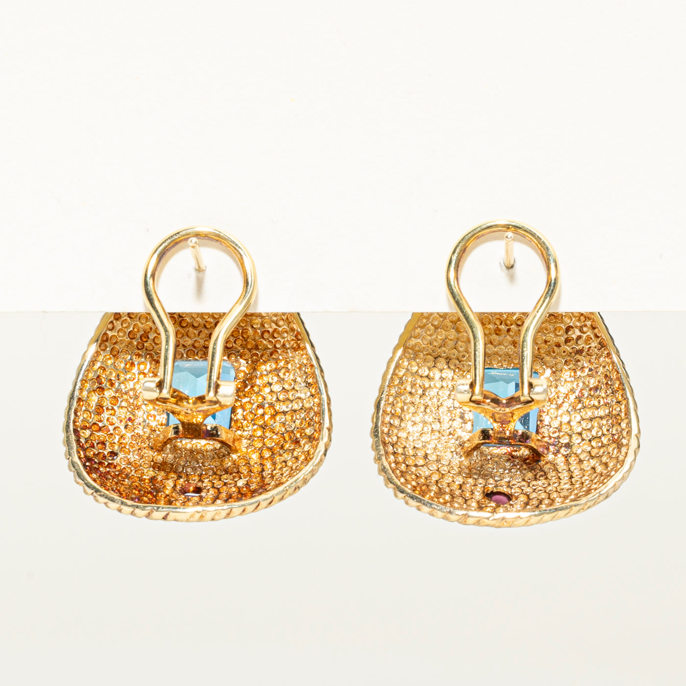 Boucles d'oreilles ornementées en topaze bleue et grenat sertis clos | 6,00 ct, 0,80 ct au total