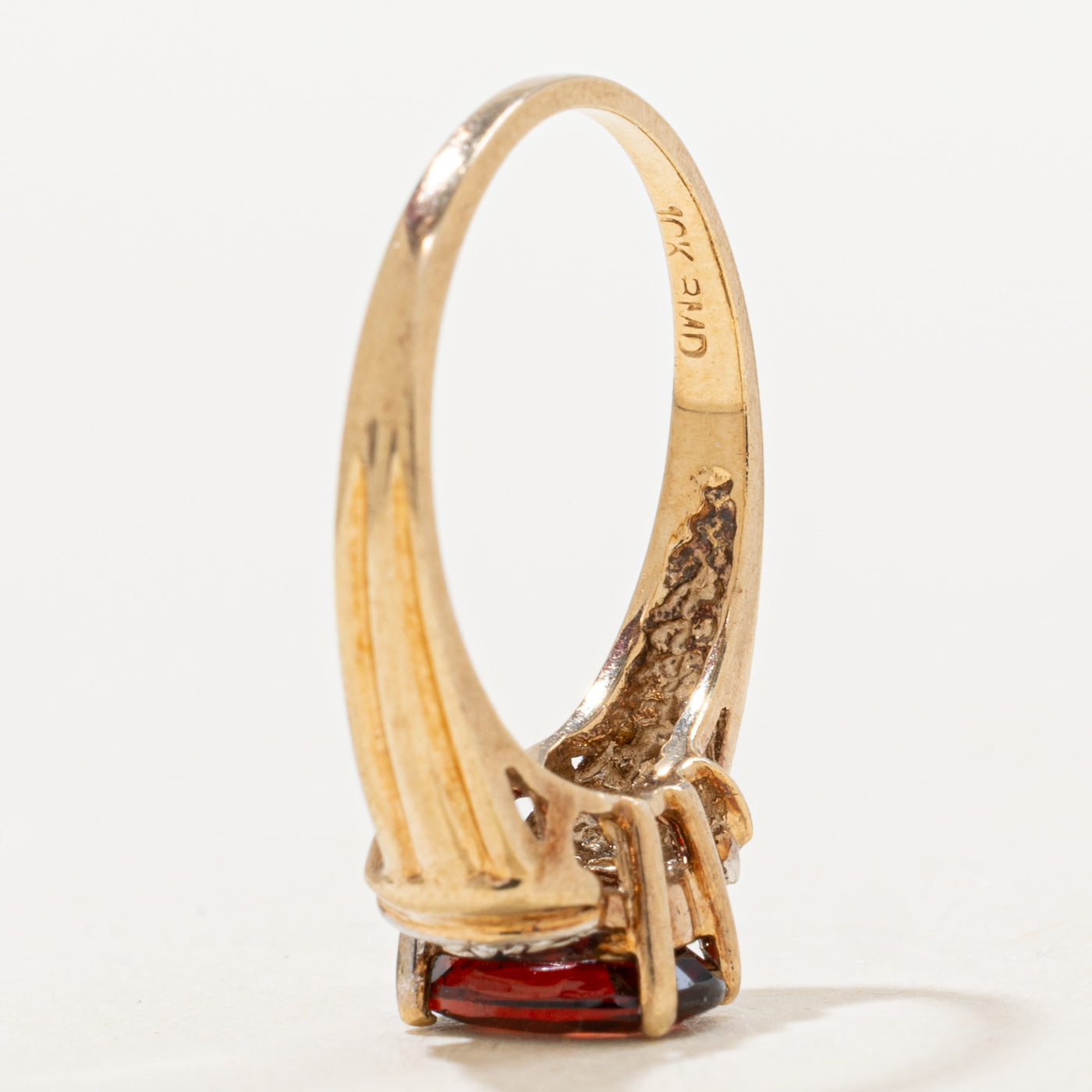 Oval Cut Garnet & Diamond Grooved Ring | 1.3ct, 0.02ctw | SZ 6.25 |