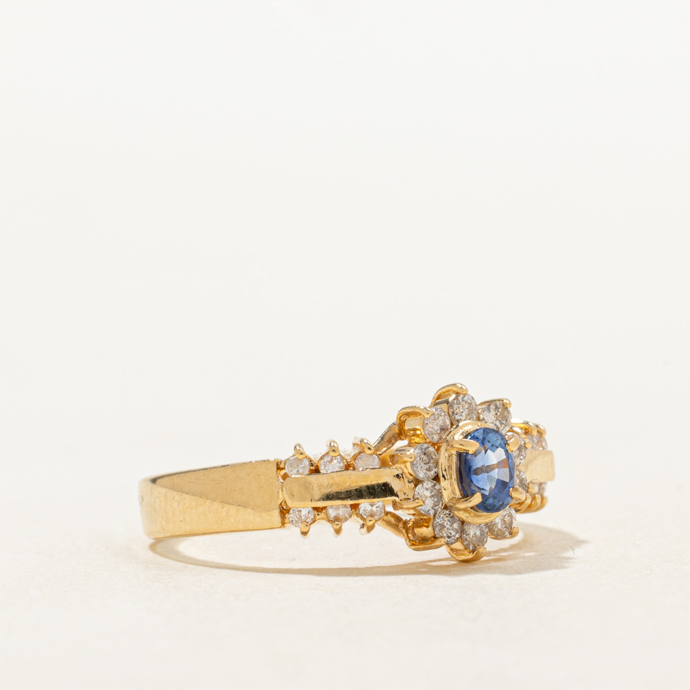 Bague halo pétales saphir et diamants | 0,26 ct, 0,21 ct au total | Taille 6,25 |