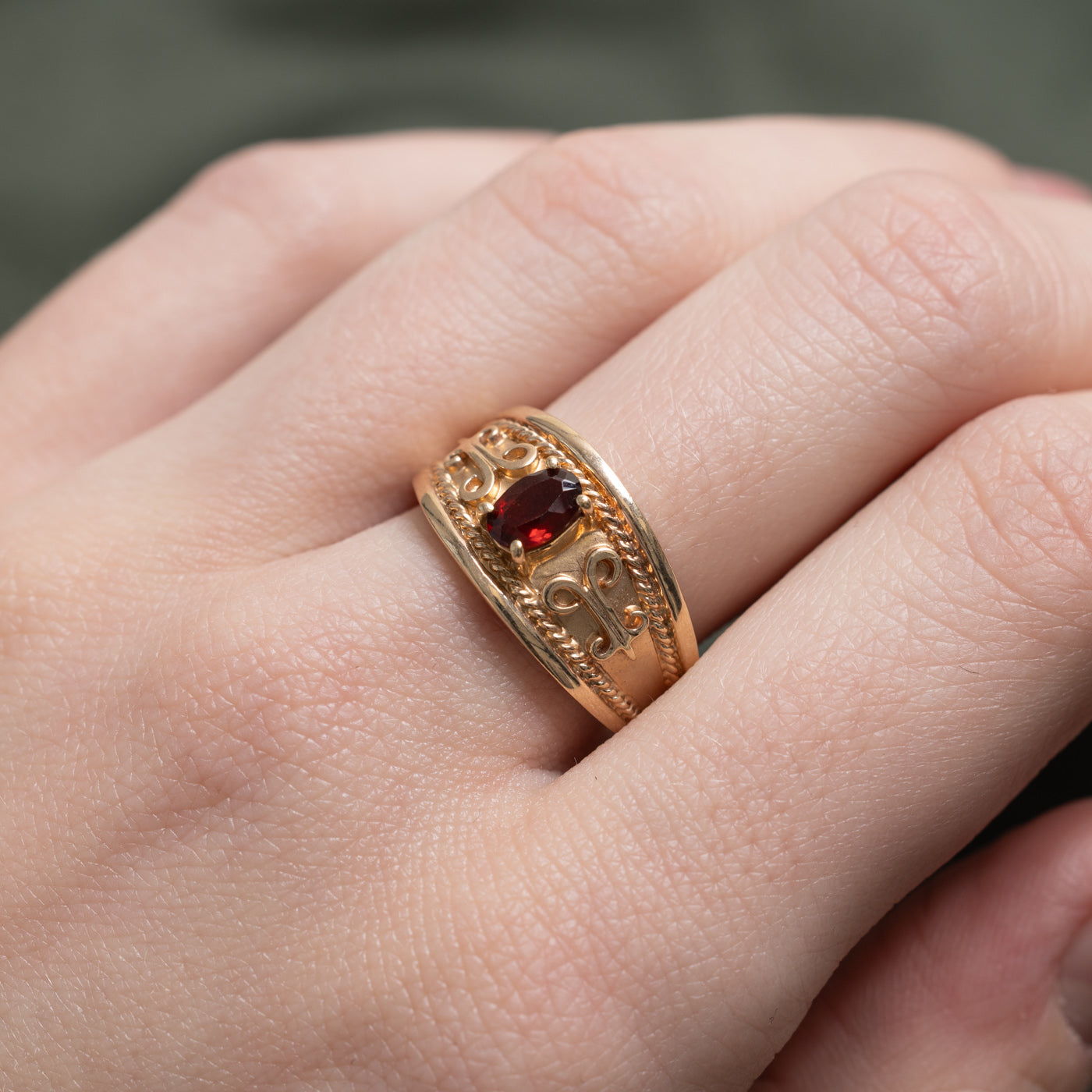 Oval Cut Garnet Scrollwork Band | 0.44ct | SZ 8.0 |