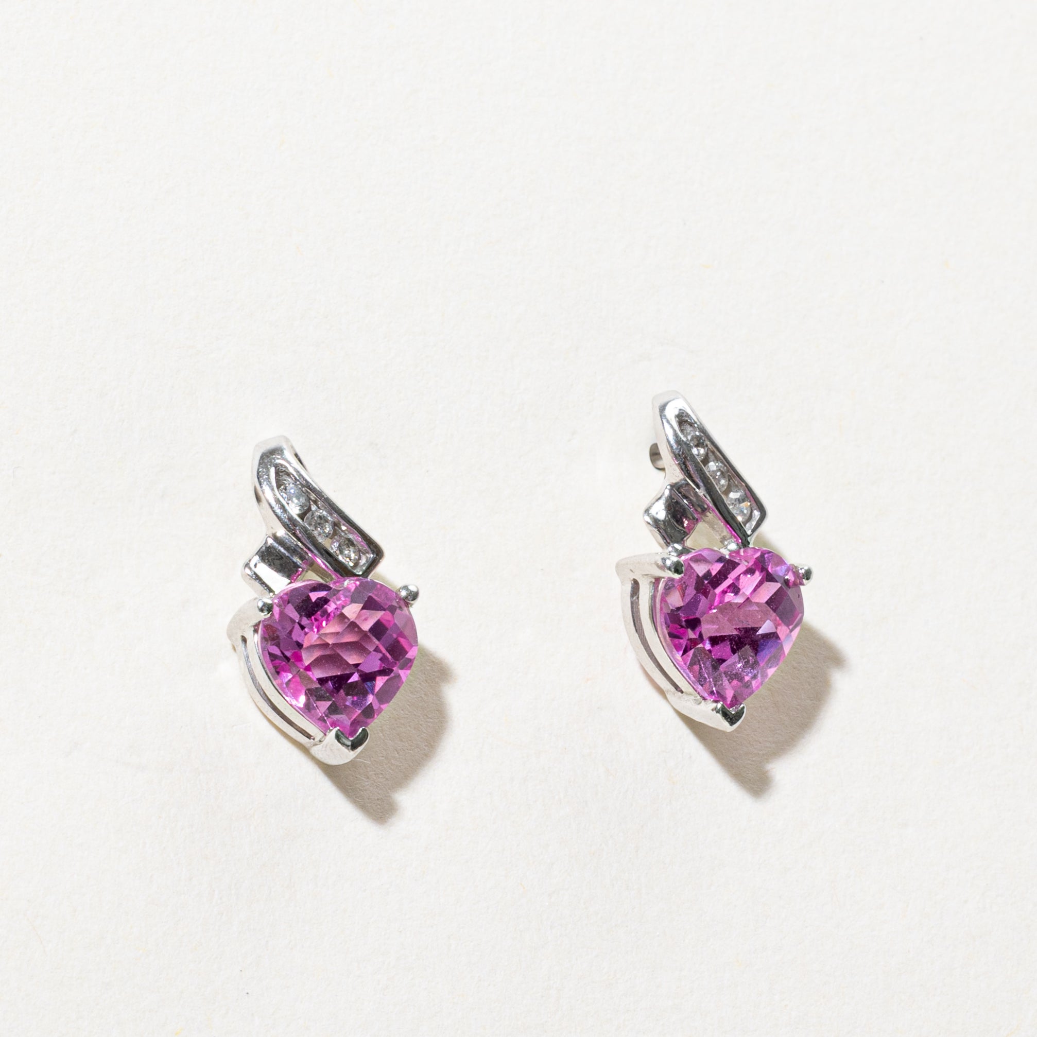Boucles d'oreilles pendantes en saphir rose synthétique taille cœur, serties de saphirs (3,00 ct au total).