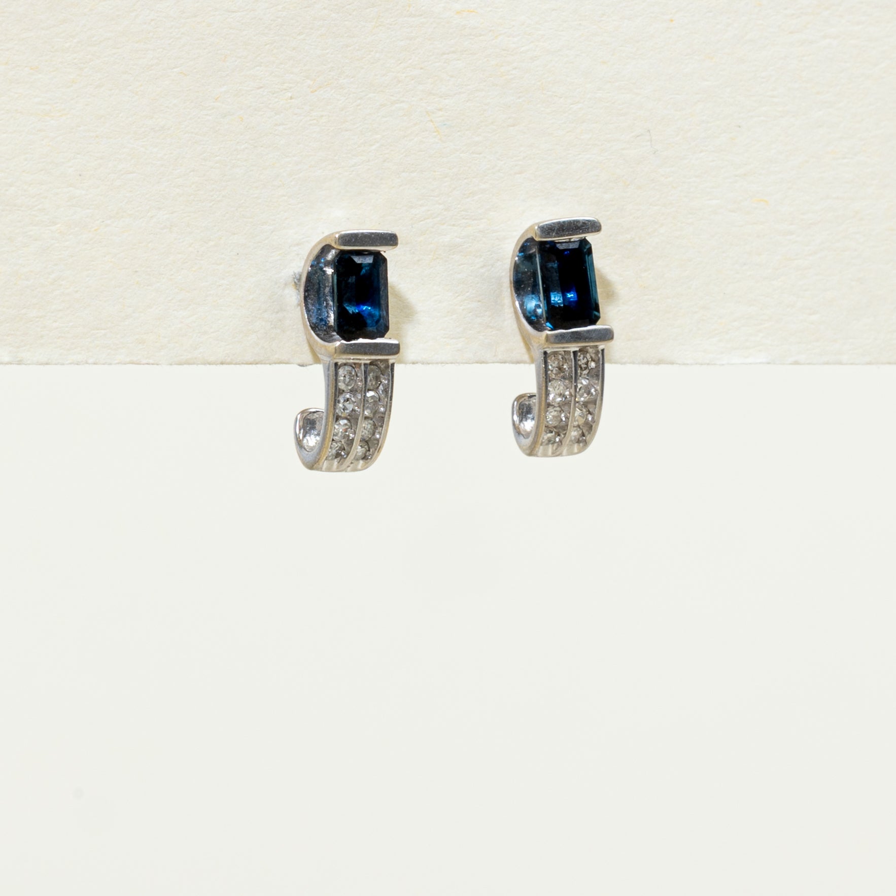 Boucles d'oreilles pendantes incurvées serties de saphirs et de diamants | 0,66 ct, 0,12 ct