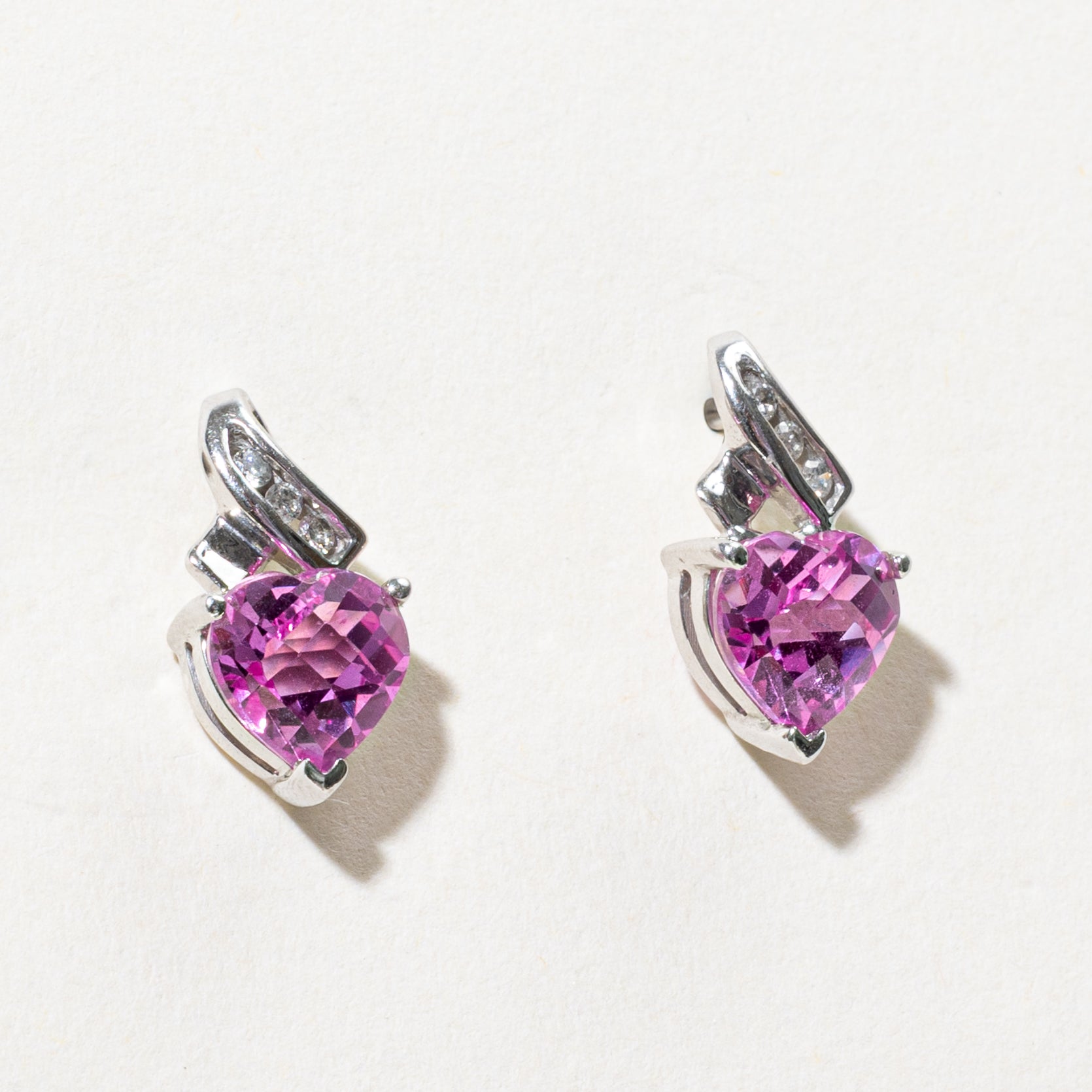 Boucles d'oreilles pendantes en saphir rose synthétique taille cœur, serties de saphirs (3,00 ct au total).