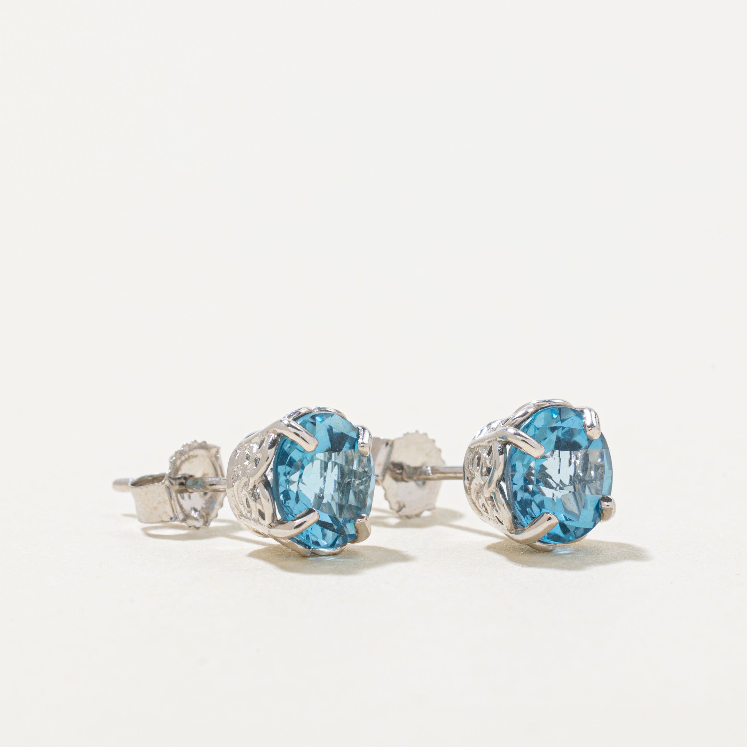 Boucles d'oreilles puces ornées de topazes bleues serties en panier | 1,50 ct