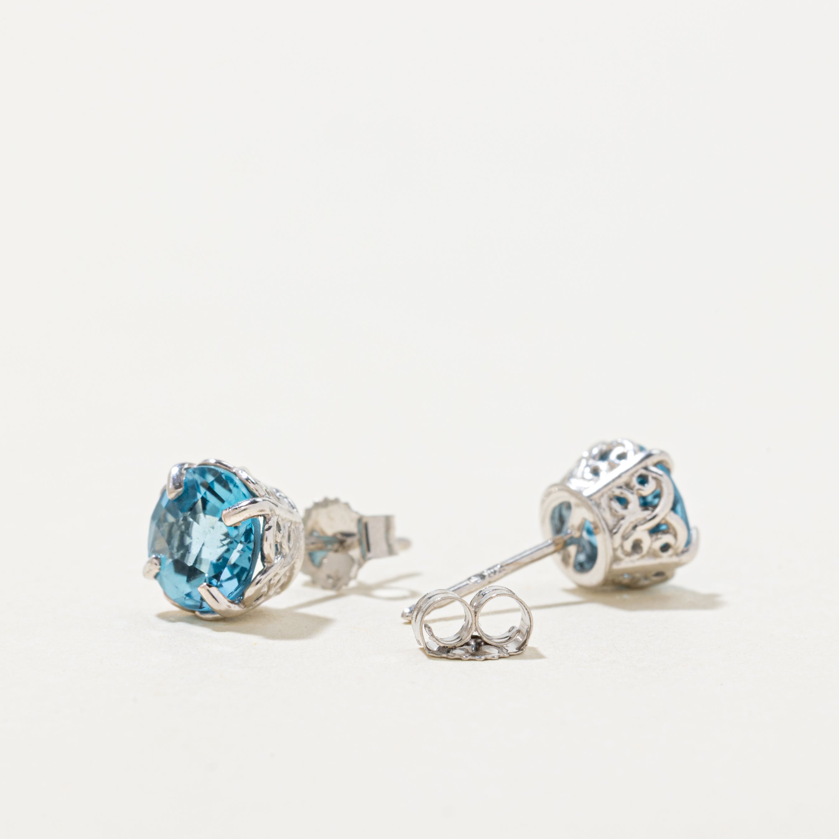 Boucles d'oreilles puces ornées de topazes bleues serties en panier | 1,50 ct