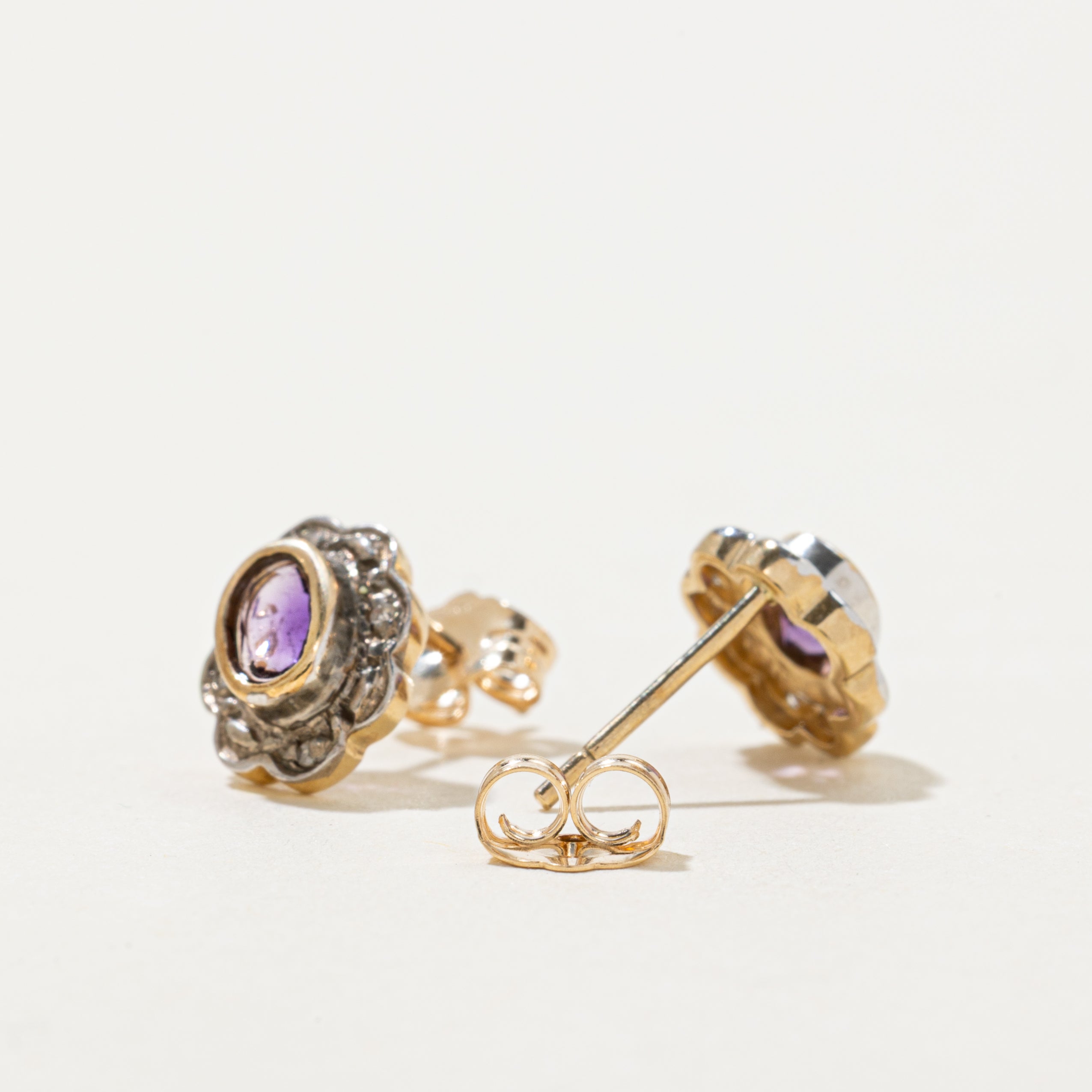 Boucles d'oreilles puces bicolores en améthyste et diamants festonnées | 0,36 ct, 0,04 ct