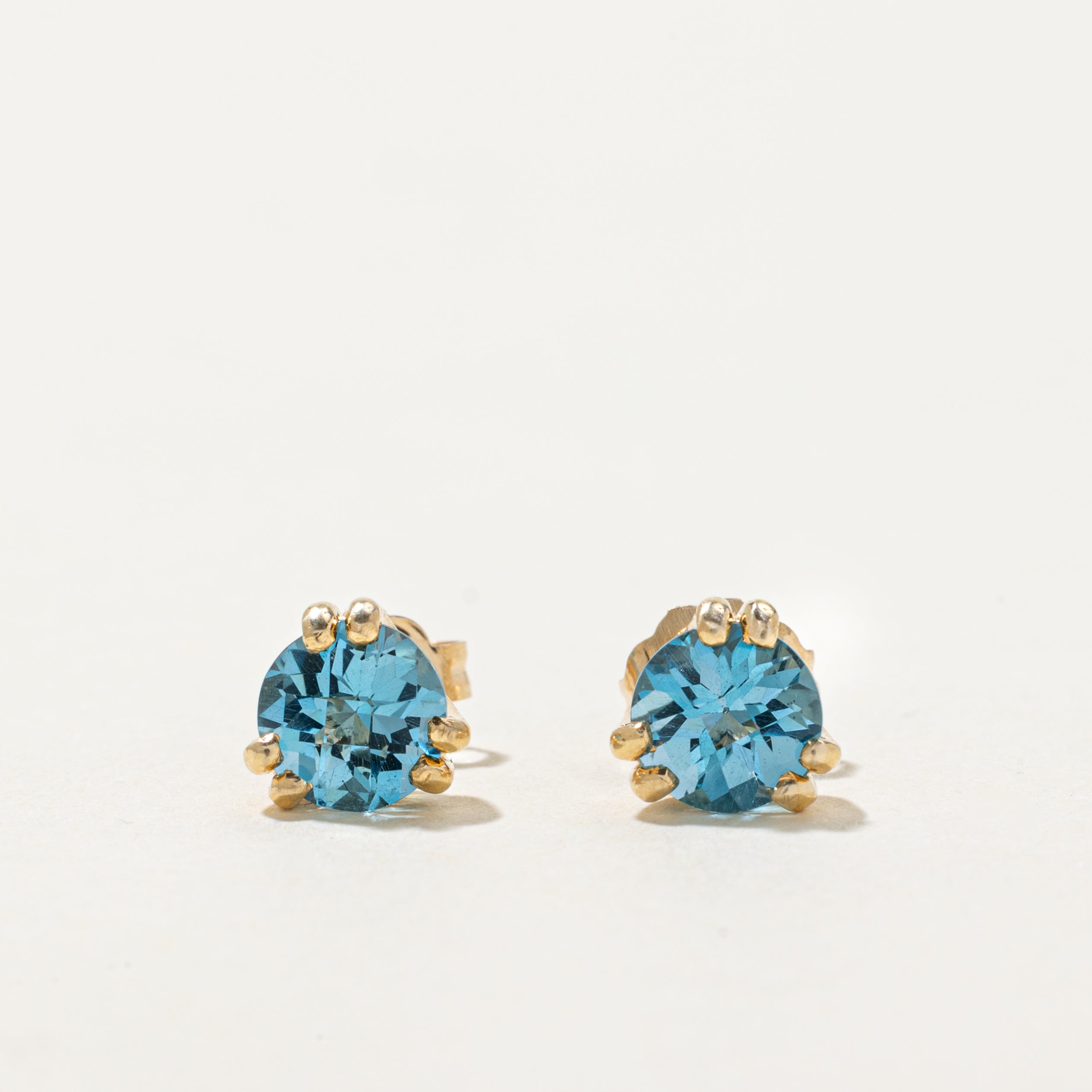 Boucles d'oreilles puces cannelées en topaze bleue | 1,70 ct