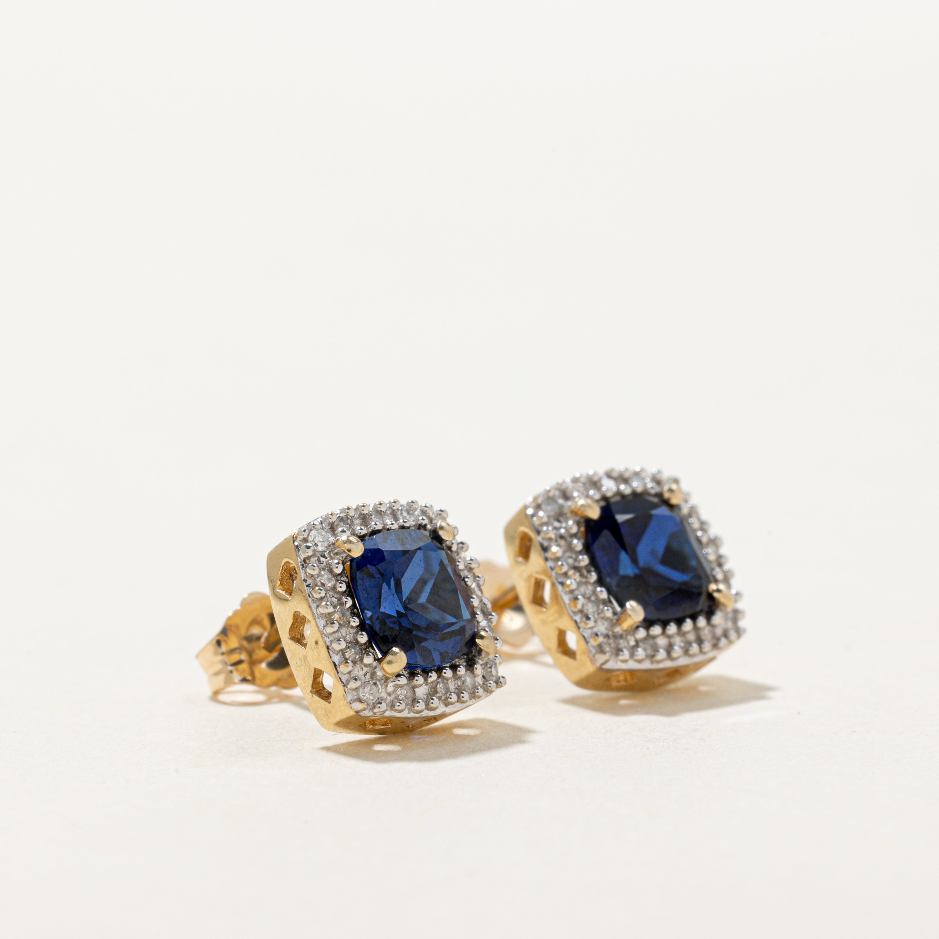 Boucles d'oreilles puces serties de saphirs synthétiques taille coussin et d'un halo de diamants | 2,00 ct au total, 0,10 ct au total