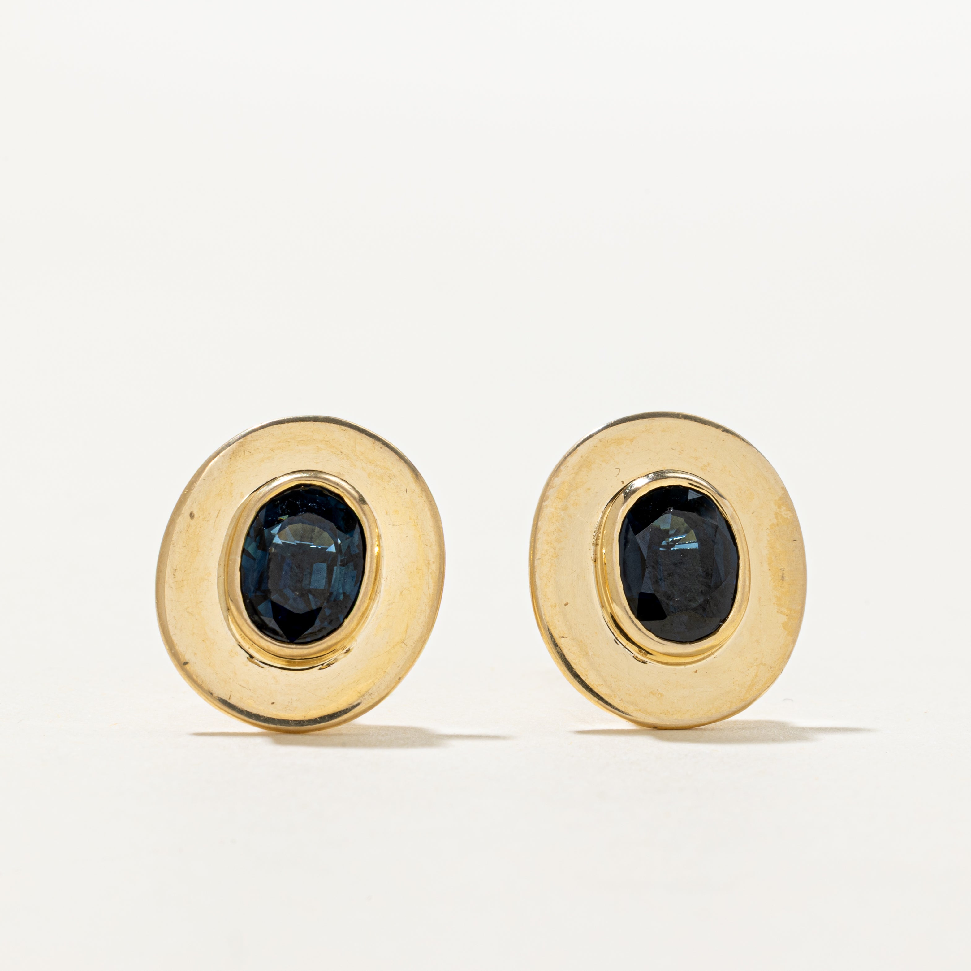 Boucles d'oreilles puces en saphir serti clos | 2,50 ct