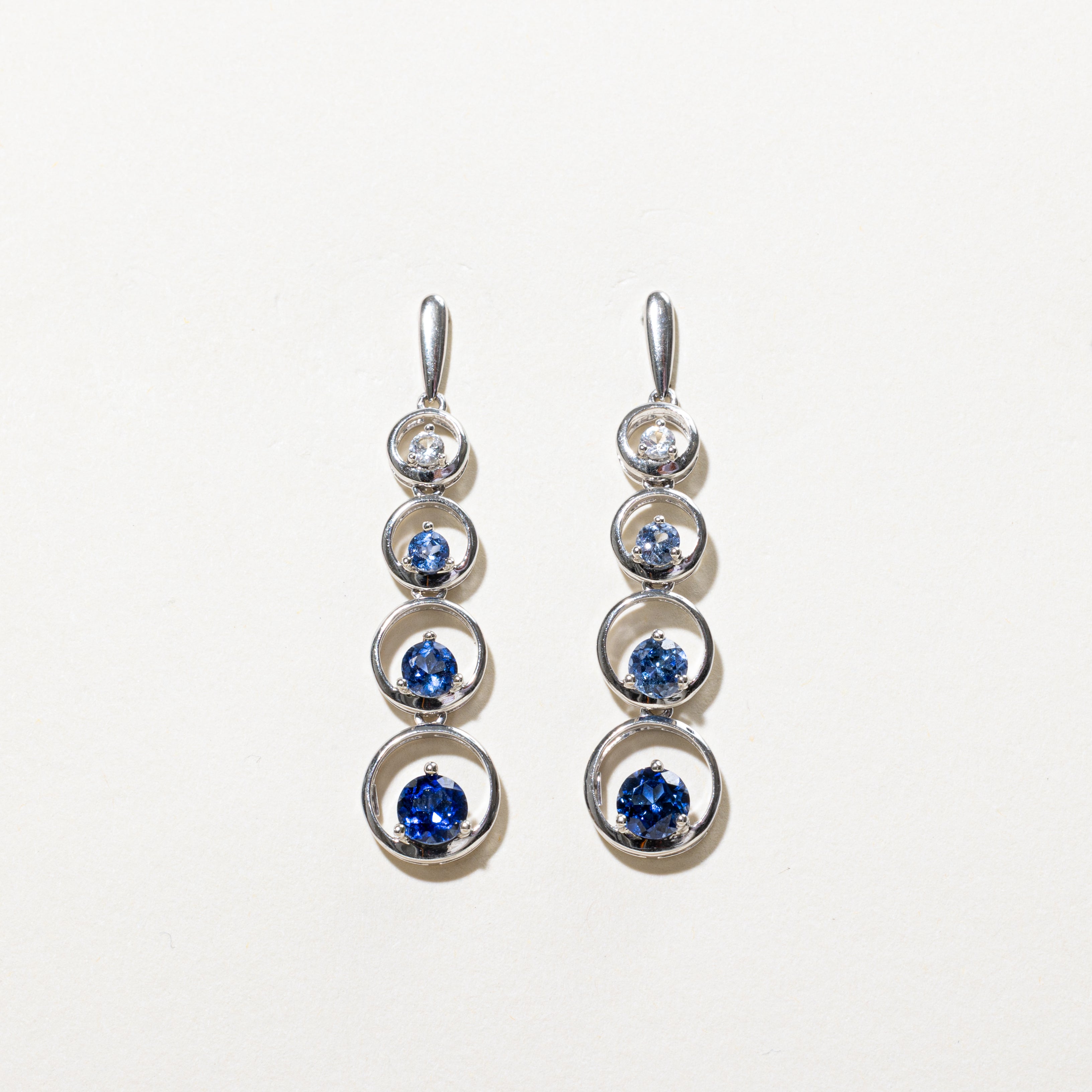 Boucles d'oreilles pendantes en forme de croissant de lune, serties de saphirs synthétiques | 2,25 ct