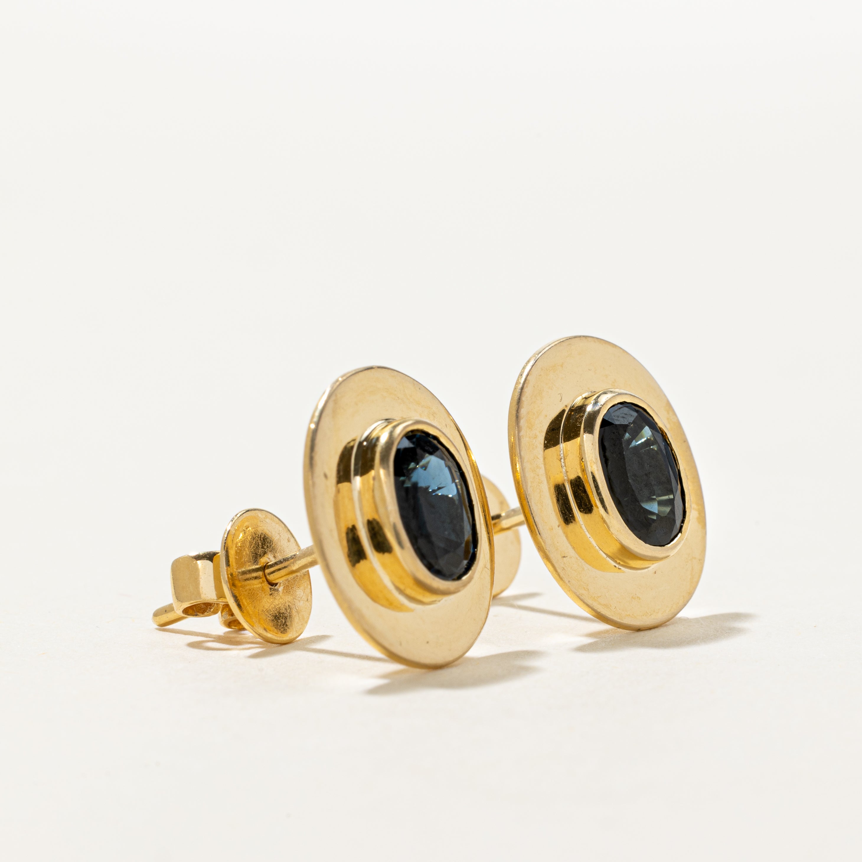 Boucles d'oreilles puces en saphir serti clos | 2,50 ct