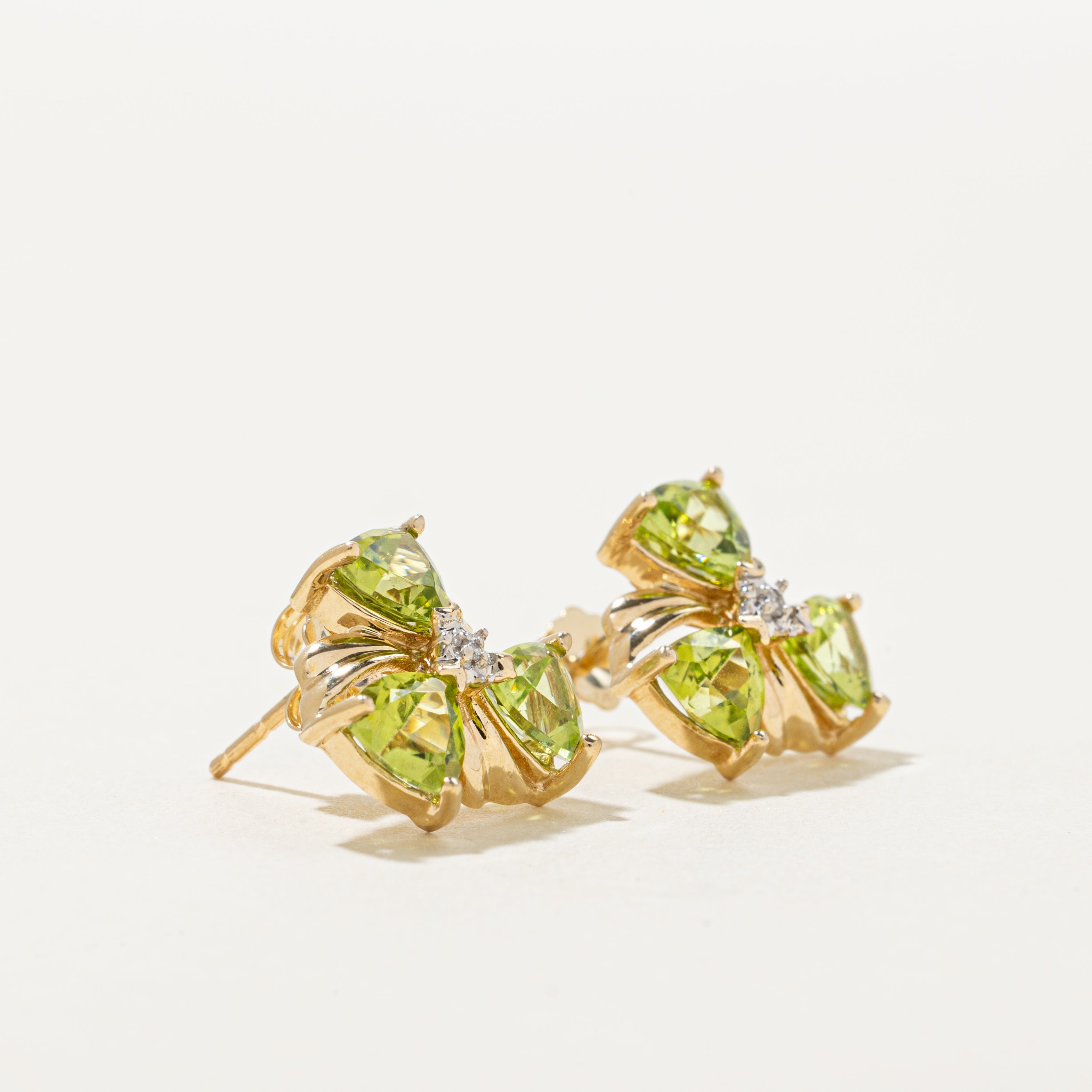 Boucles d'oreilles puces en forme de trèfle, serties de péridot taille trillion et de diamants | 1,20 ct au total, 0,01 ct au total