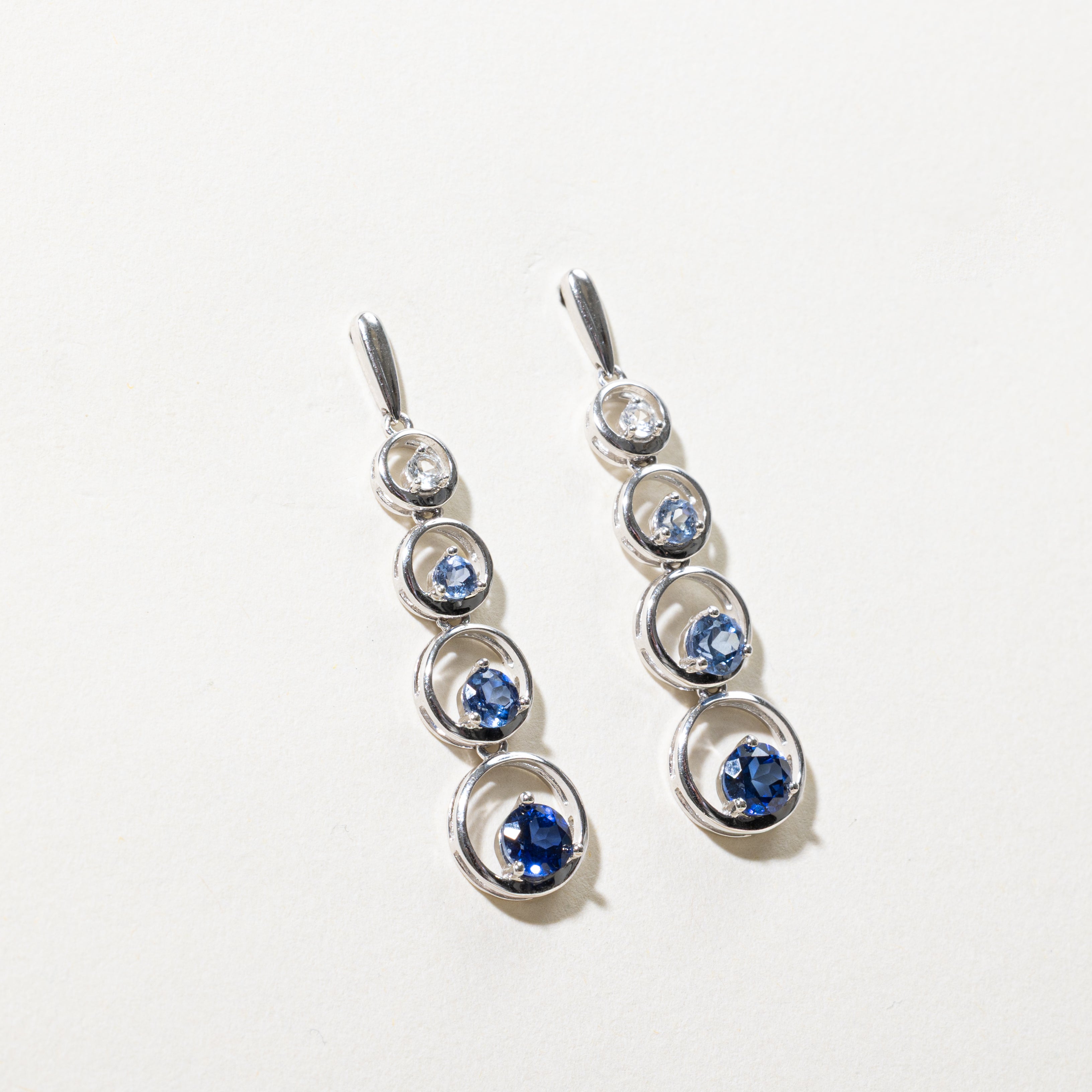 Boucles d'oreilles pendantes en forme de croissant de lune, serties de saphirs synthétiques | 2,25 ct