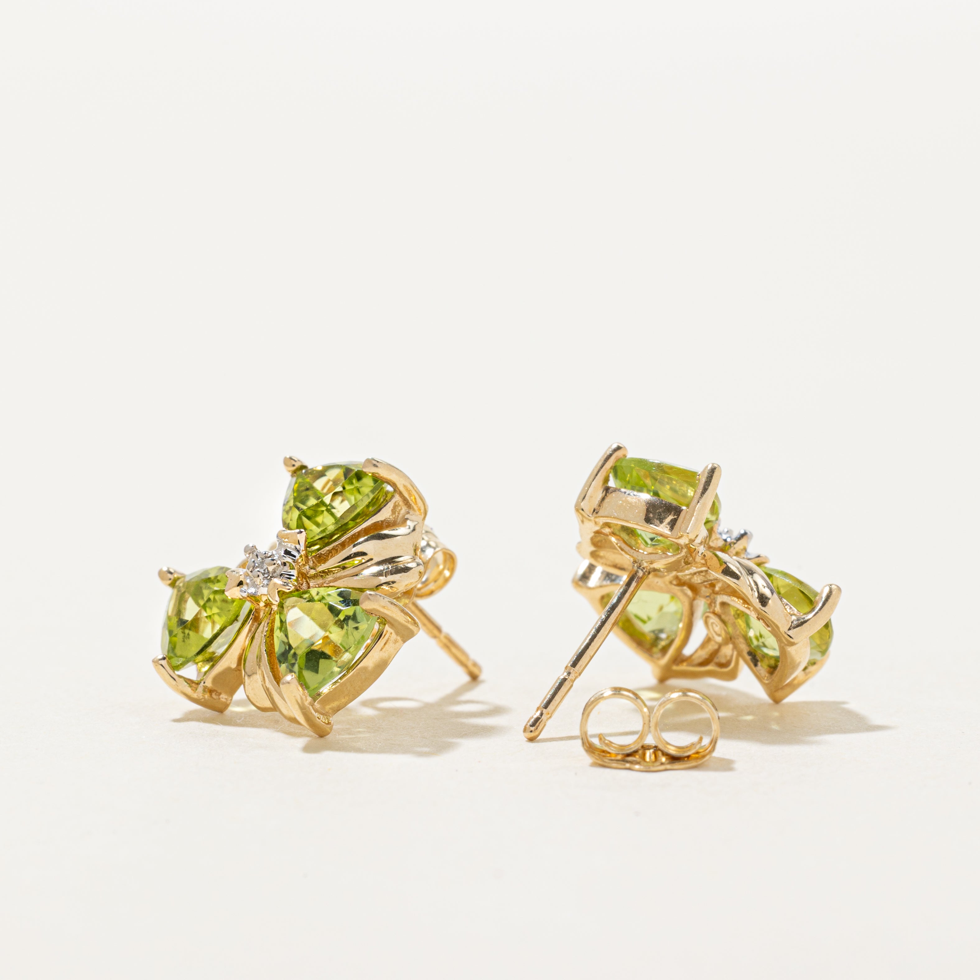 Boucles d'oreilles puces en forme de trèfle, serties de péridot taille trillion et de diamants | 1,20 ct au total, 0,01 ct au total