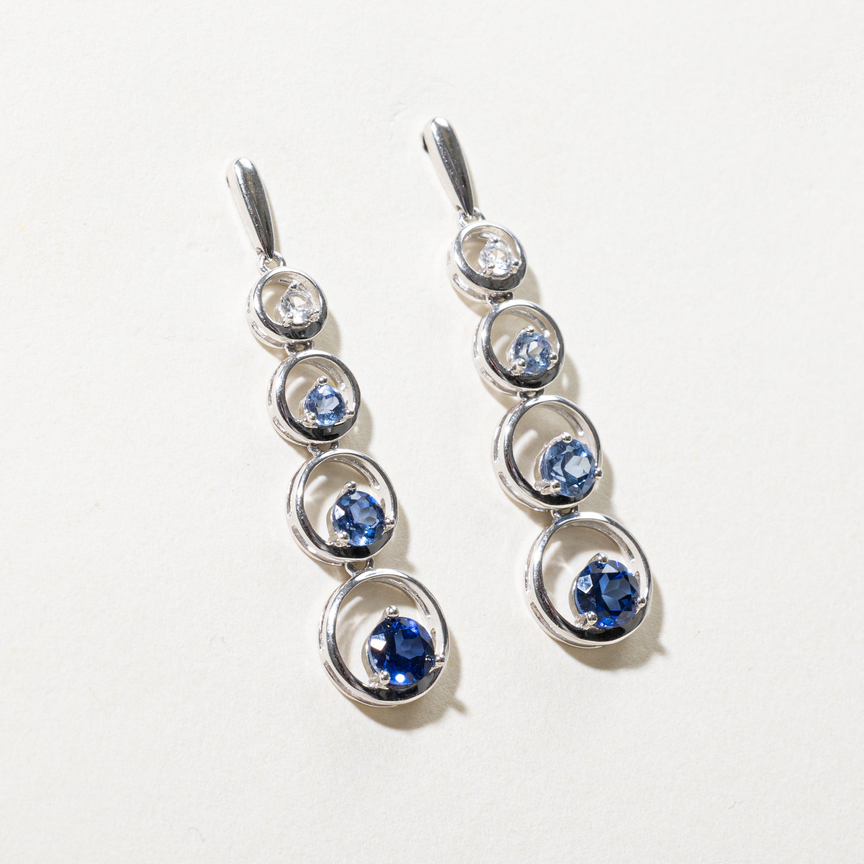 Boucles d'oreilles pendantes en forme de croissant de lune, serties de saphirs synthétiques | 2,25 ct