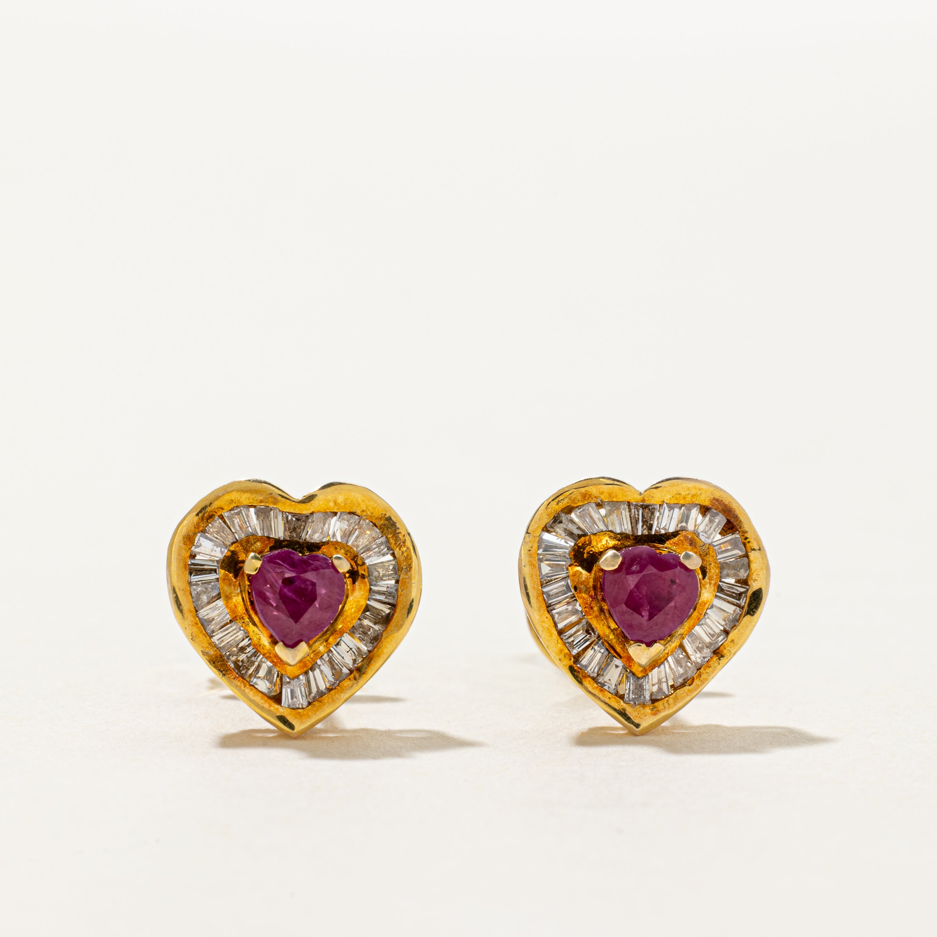 Boucles d'oreilles puces en forme de cœur serties de rubis et de diamants | 0,50 ct x 0,50 ct