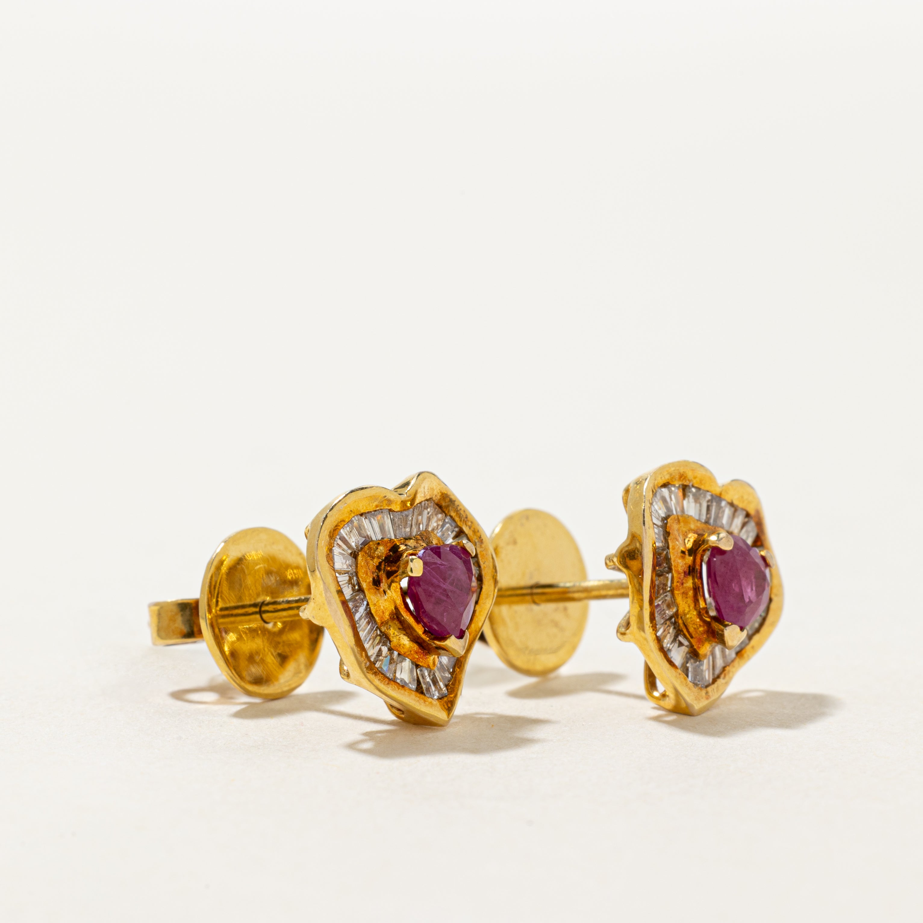 Boucles d'oreilles puces en forme de cœur serties de rubis et de diamants | 0,50 ct x 0,50 ct