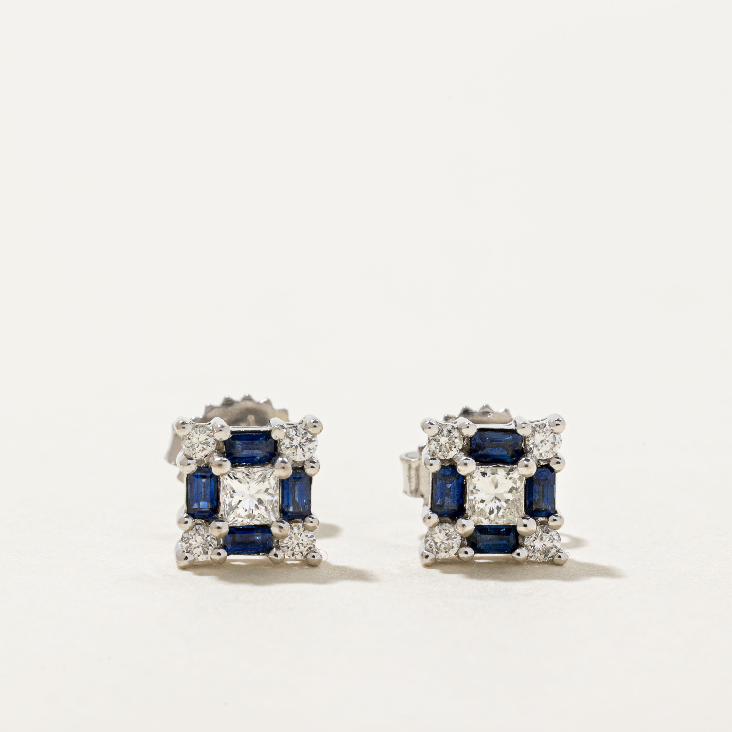 Boucles d'oreilles puces en diamants taille baguette et saphirs à motif damier | 0,50 ct, 0,25 ct