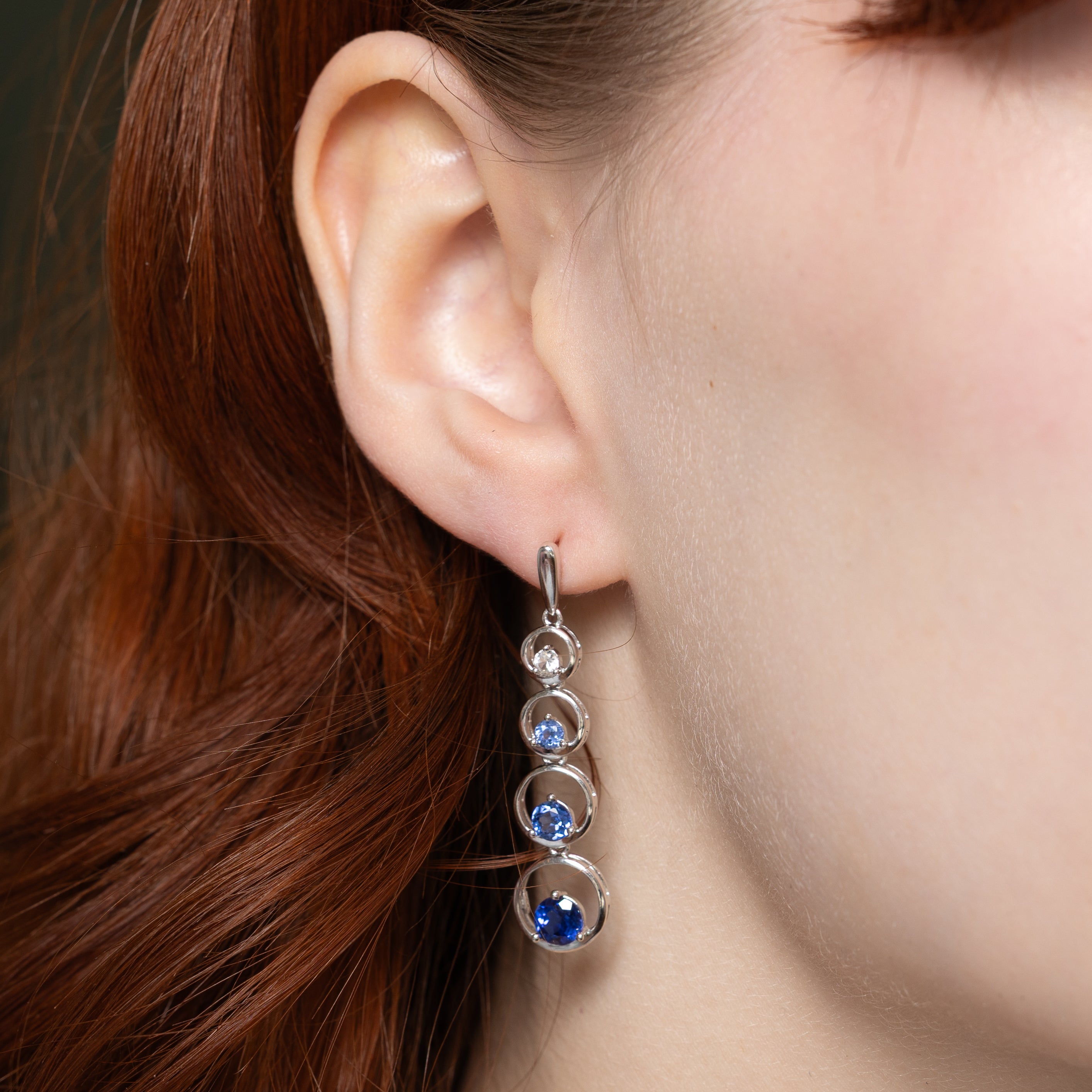 Boucles d'oreilles pendantes en forme de croissant de lune, serties de saphirs synthétiques | 2,25 ct