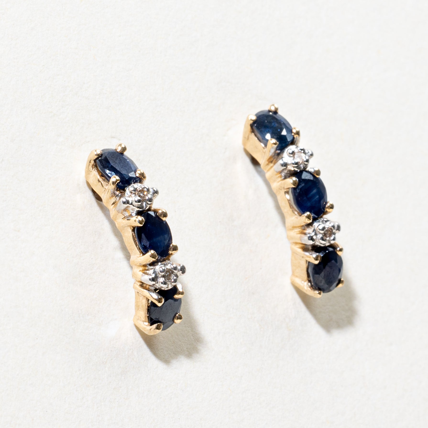 Boucles d'oreilles pendantes incurvées en saphir et diamants | 1,32 ct au total, 0,02 ct au total