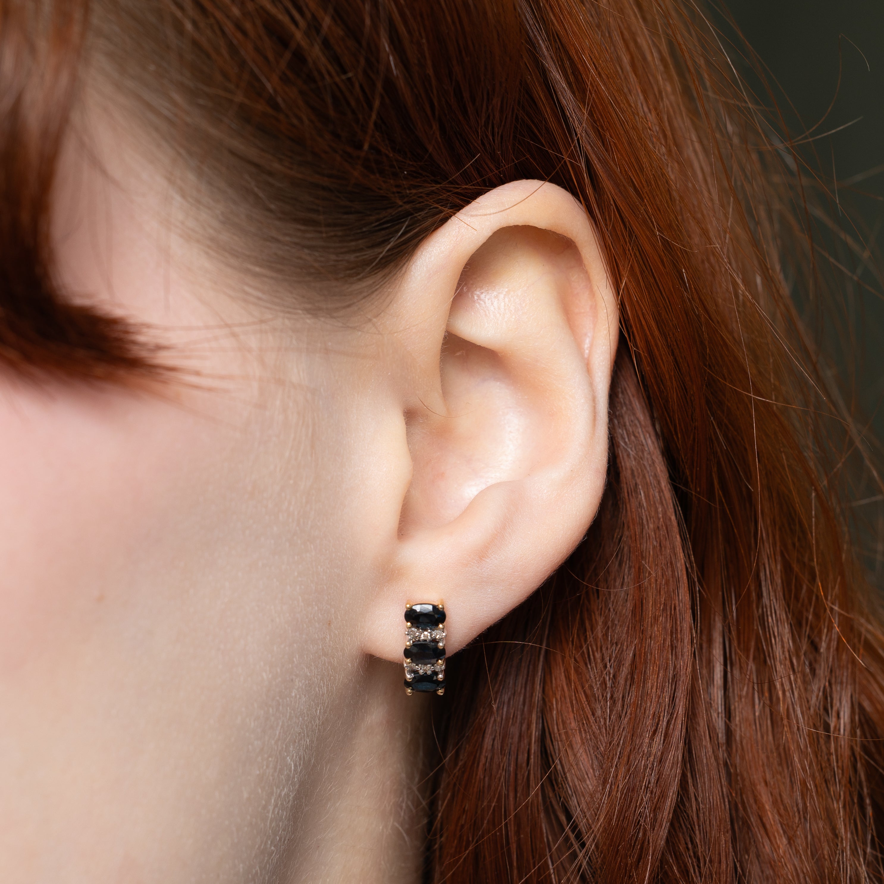 Boucles d'oreilles pendantes incurvées en saphir et diamants | 1,50 ct au total, 0,06 ct au total
