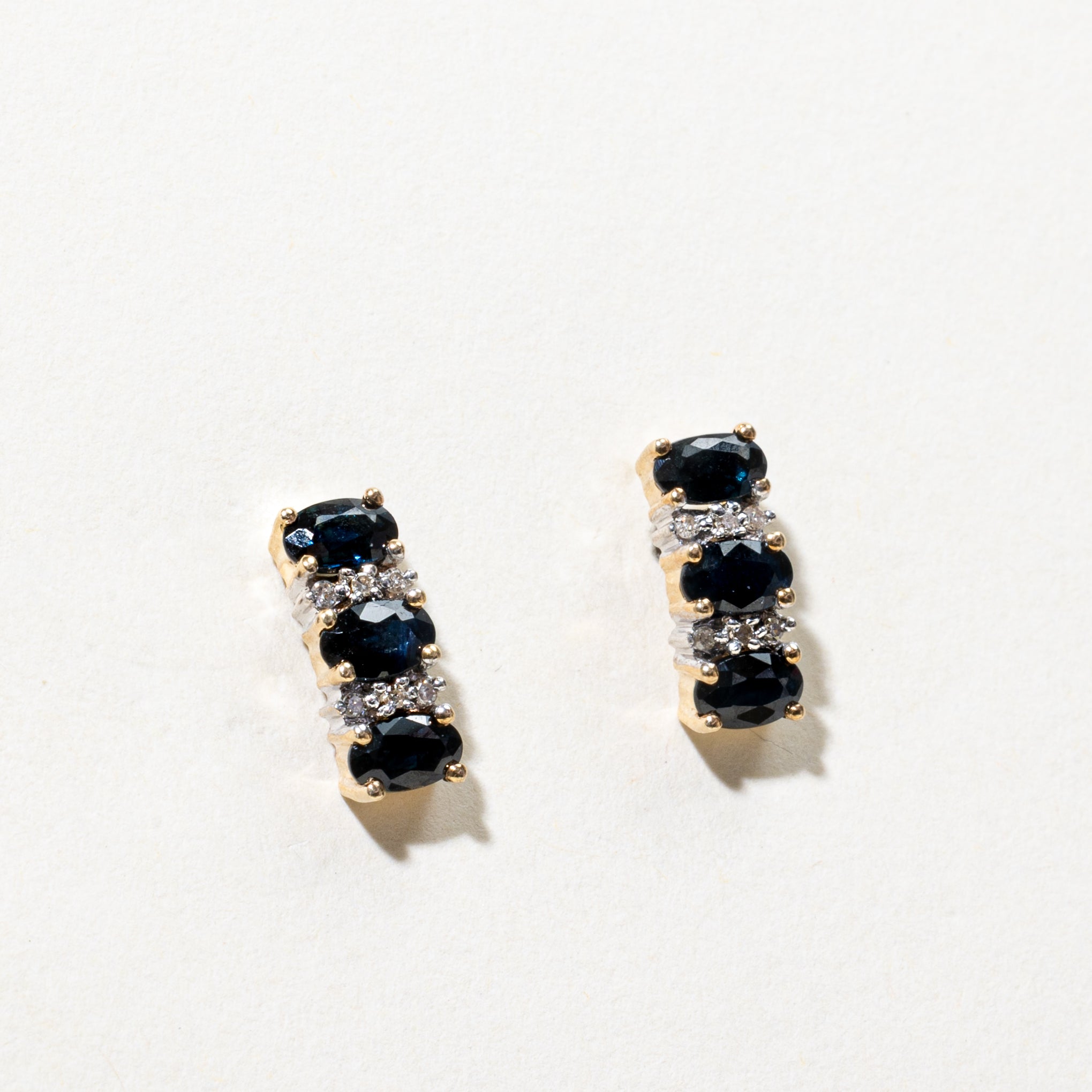 Boucles d'oreilles pendantes incurvées en saphir et diamants | 1,50 ct au total, 0,06 ct au total