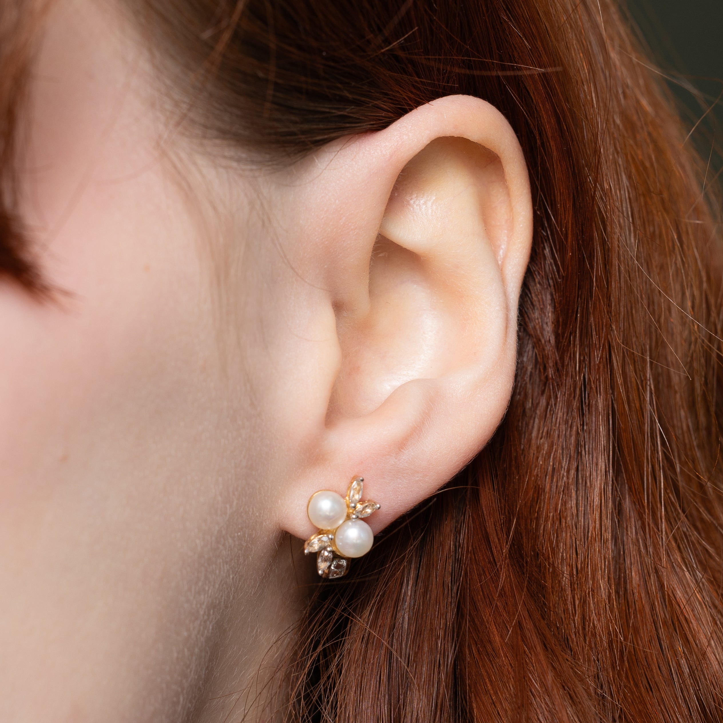 Boucles d'oreilles pendantes serties de saphirs synthétiques et de perles | 0,50 ct