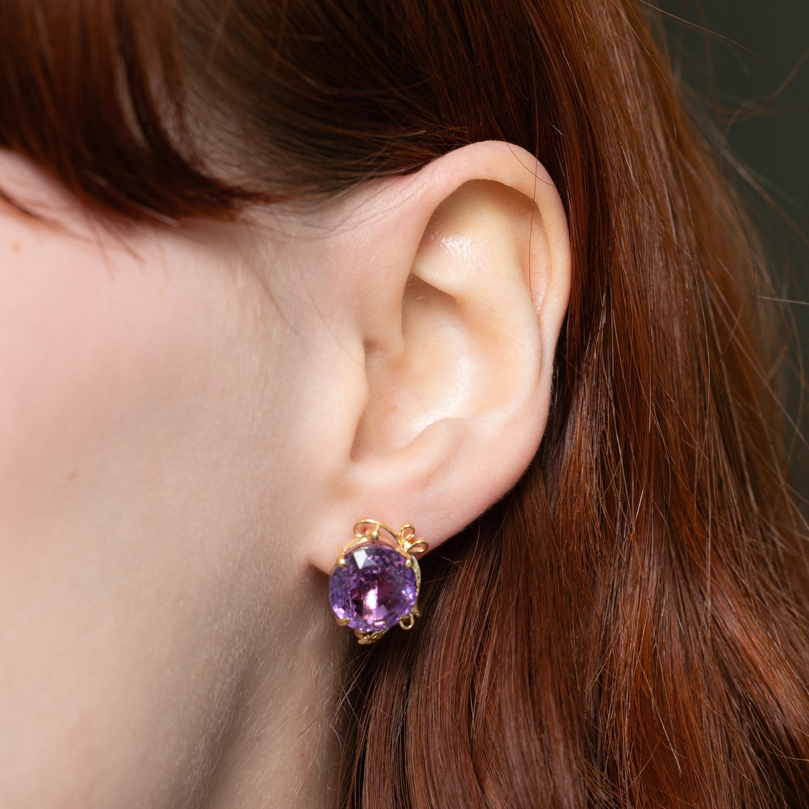 Boucles d'oreilles Omega ajourées en or jaune et améthyste | 12,50 ct