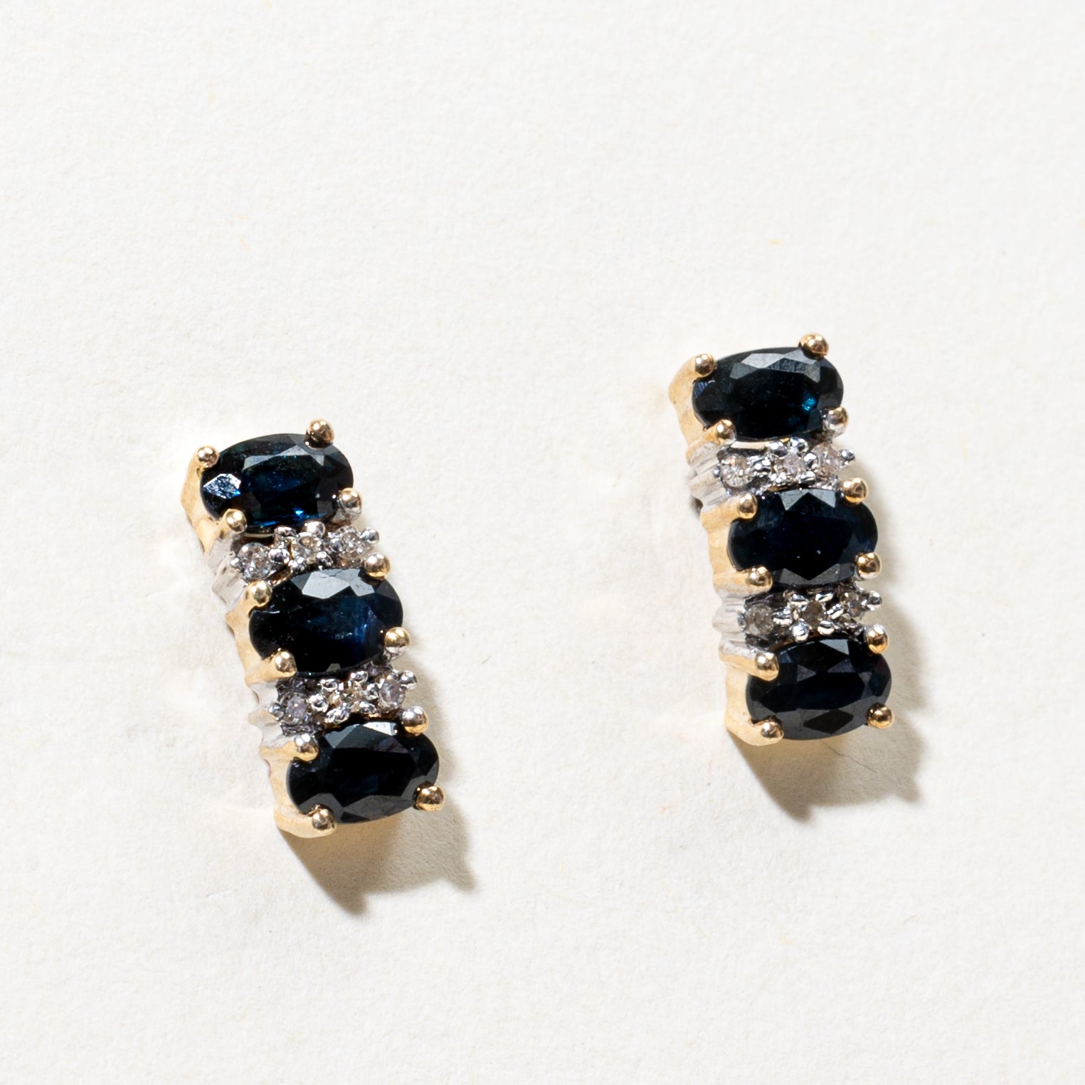 Boucles d'oreilles pendantes incurvées en saphir et diamants | 1,50 ct au total, 0,06 ct au total