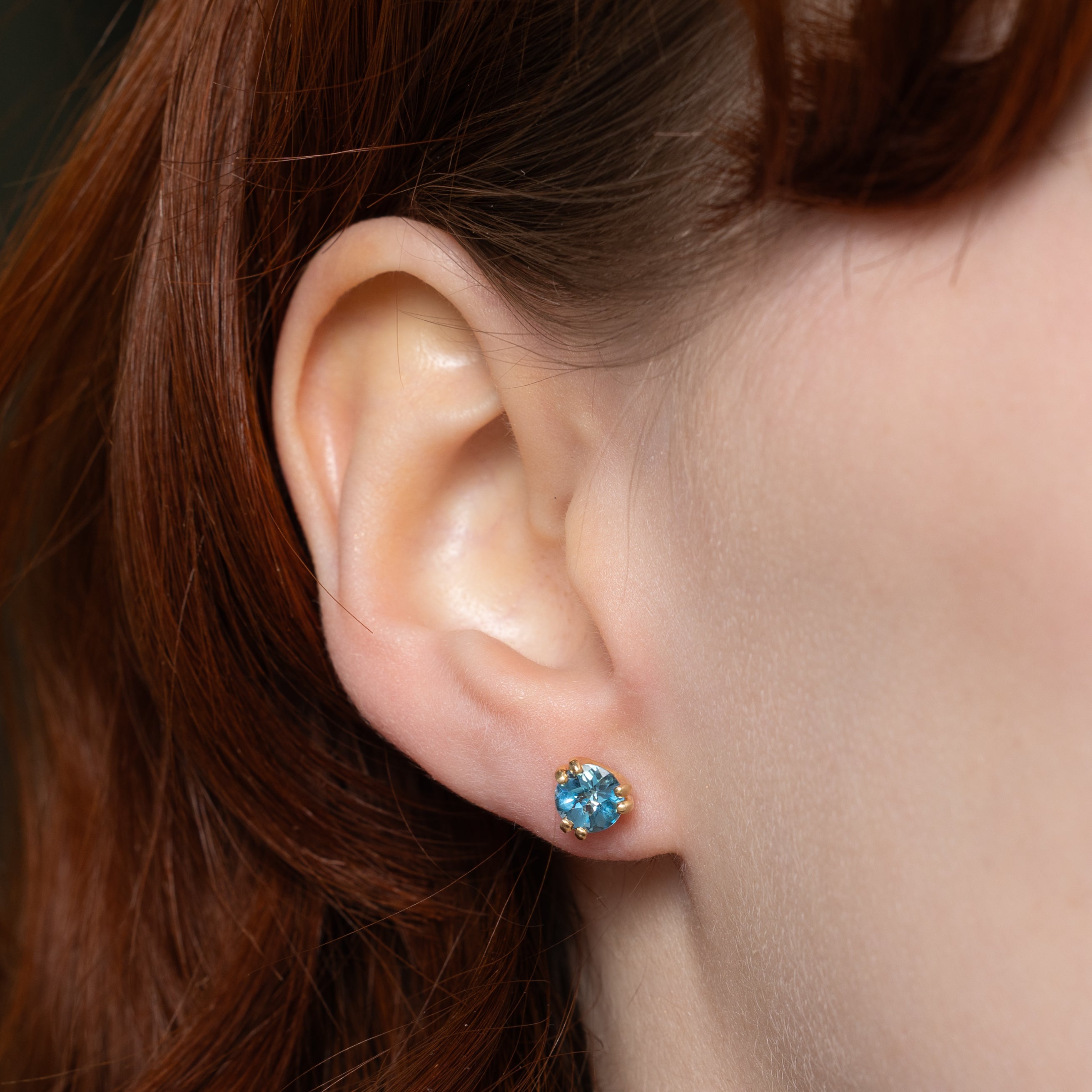 Boucles d'oreilles puces cannelées en topaze bleue | 1,70 ct