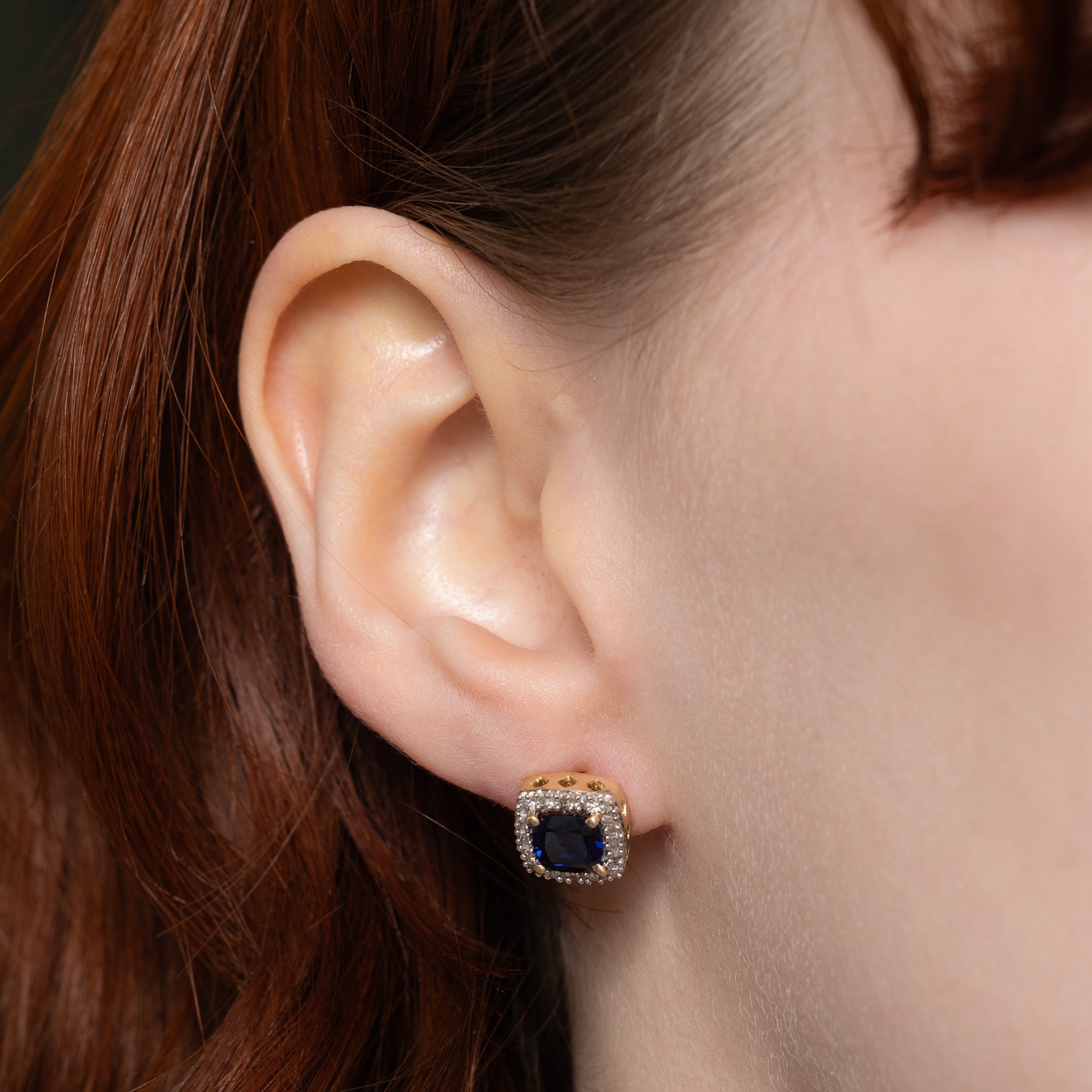 Boucles d'oreilles puces serties de saphirs synthétiques taille coussin et d'un halo de diamants | 2,00 ct au total, 0,10 ct au total