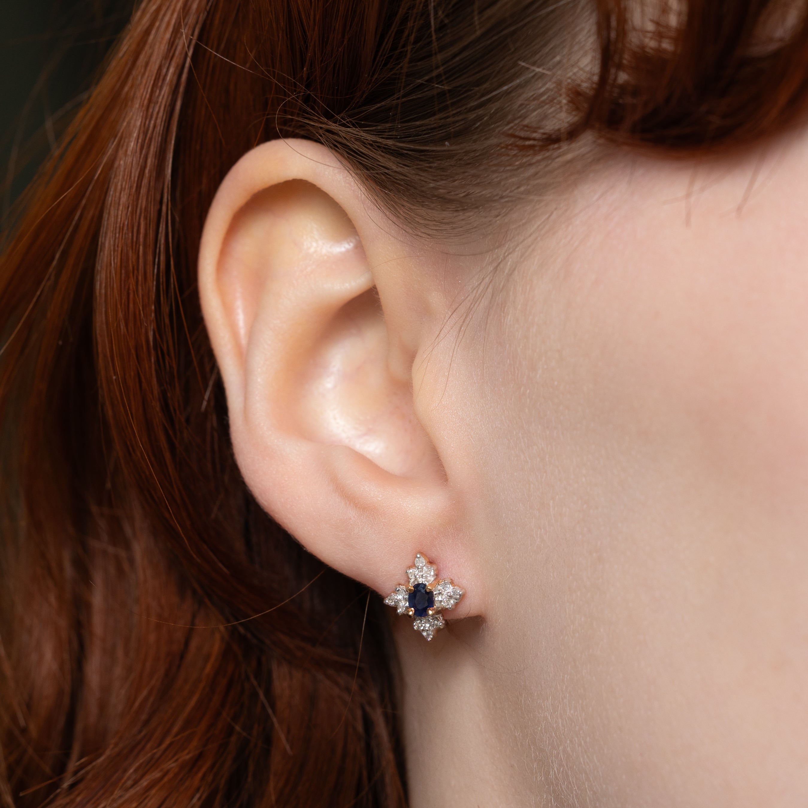 Boucles d'oreilles puces en saphir et diamants, motif flocon de neige | 0,36 ct, 0,10 ct
