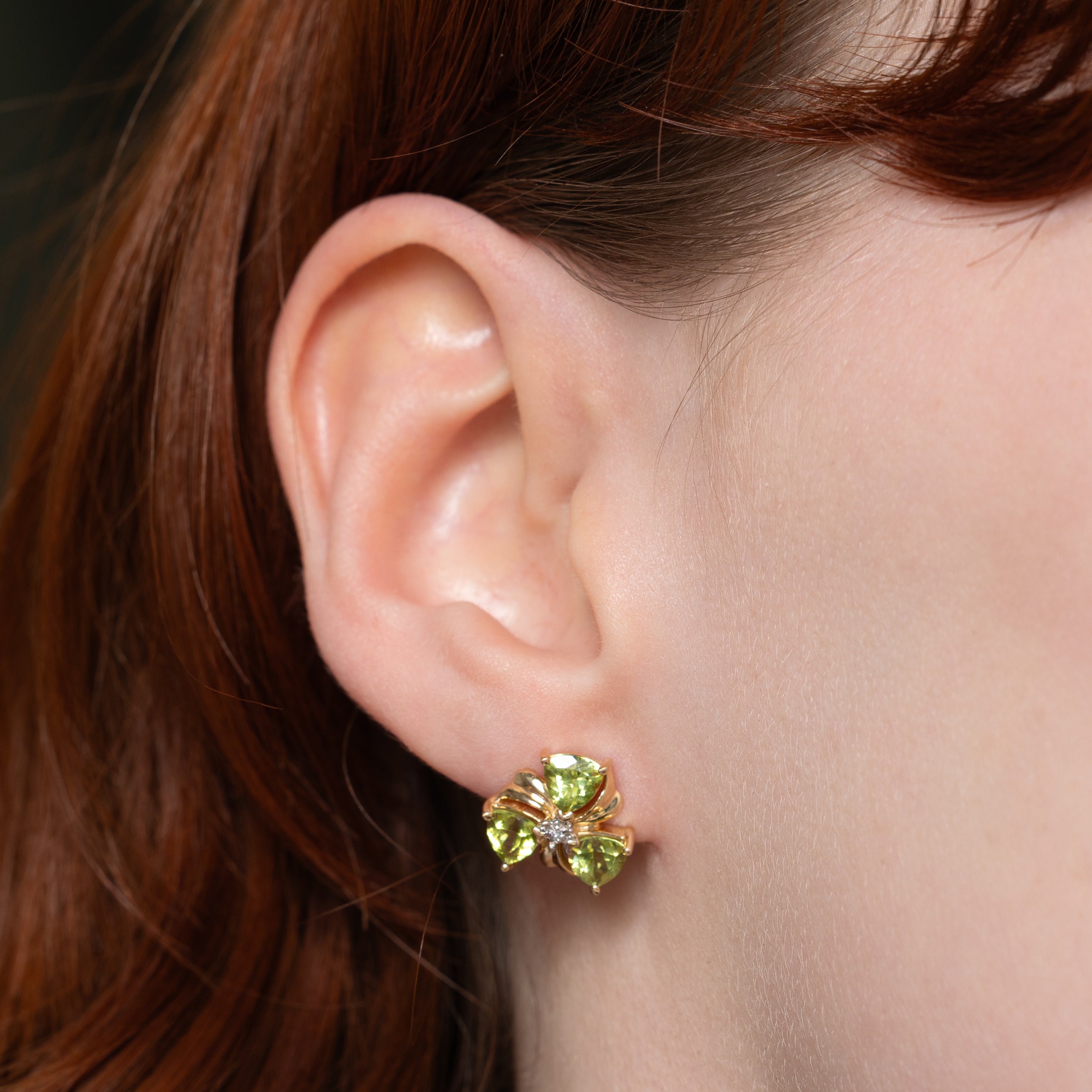 Boucles d'oreilles puces en forme de trèfle, serties de péridot taille trillion et de diamants | 1,20 ct au total, 0,01 ct au total
