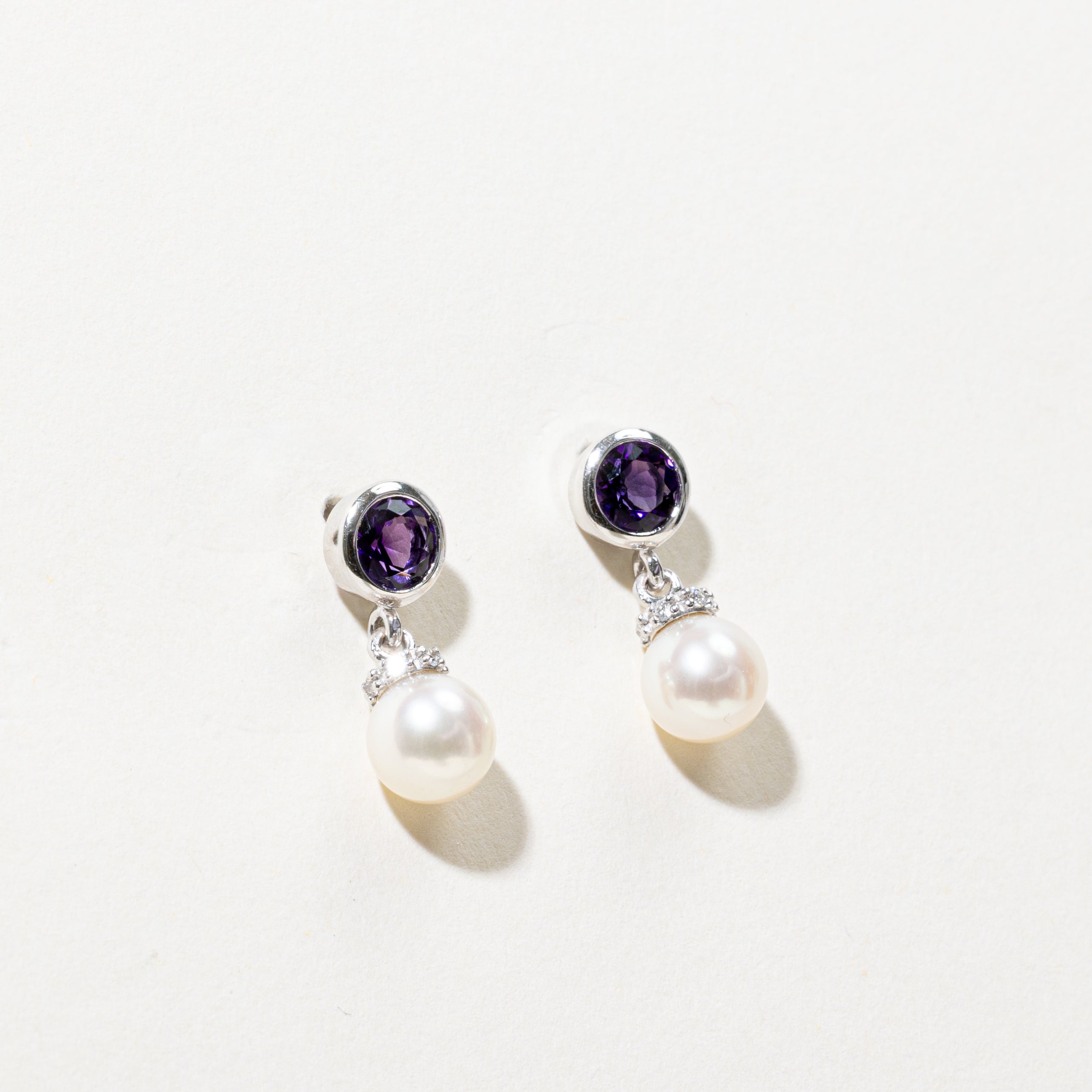 Boucles d'oreilles pendantes serties clos d'améthystes, de perles et de diamants | 0,80 ct, 0,06 ct
