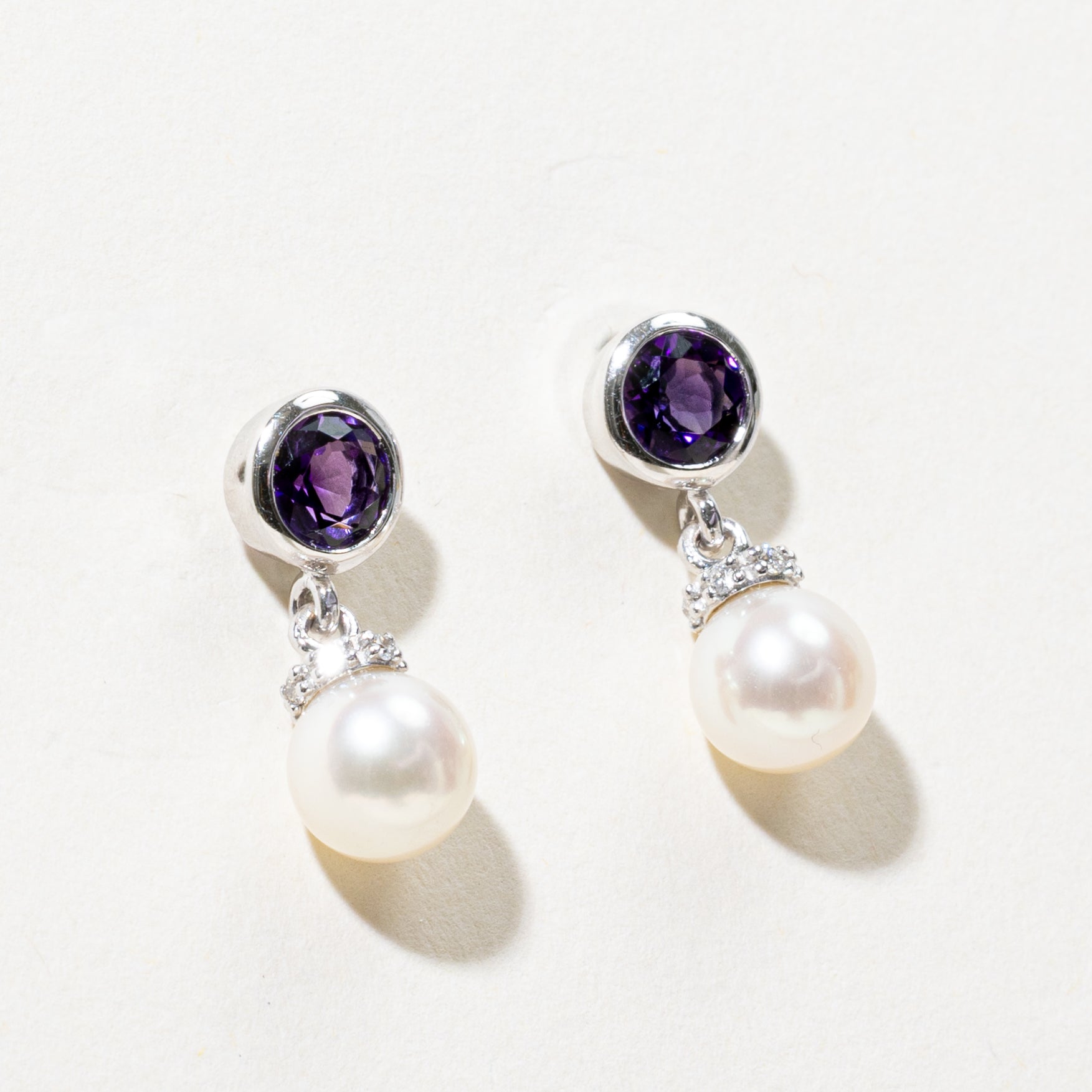 Boucles d'oreilles pendantes serties clos d'améthystes, de perles et de diamants | 0,80 ct, 0,06 ct
