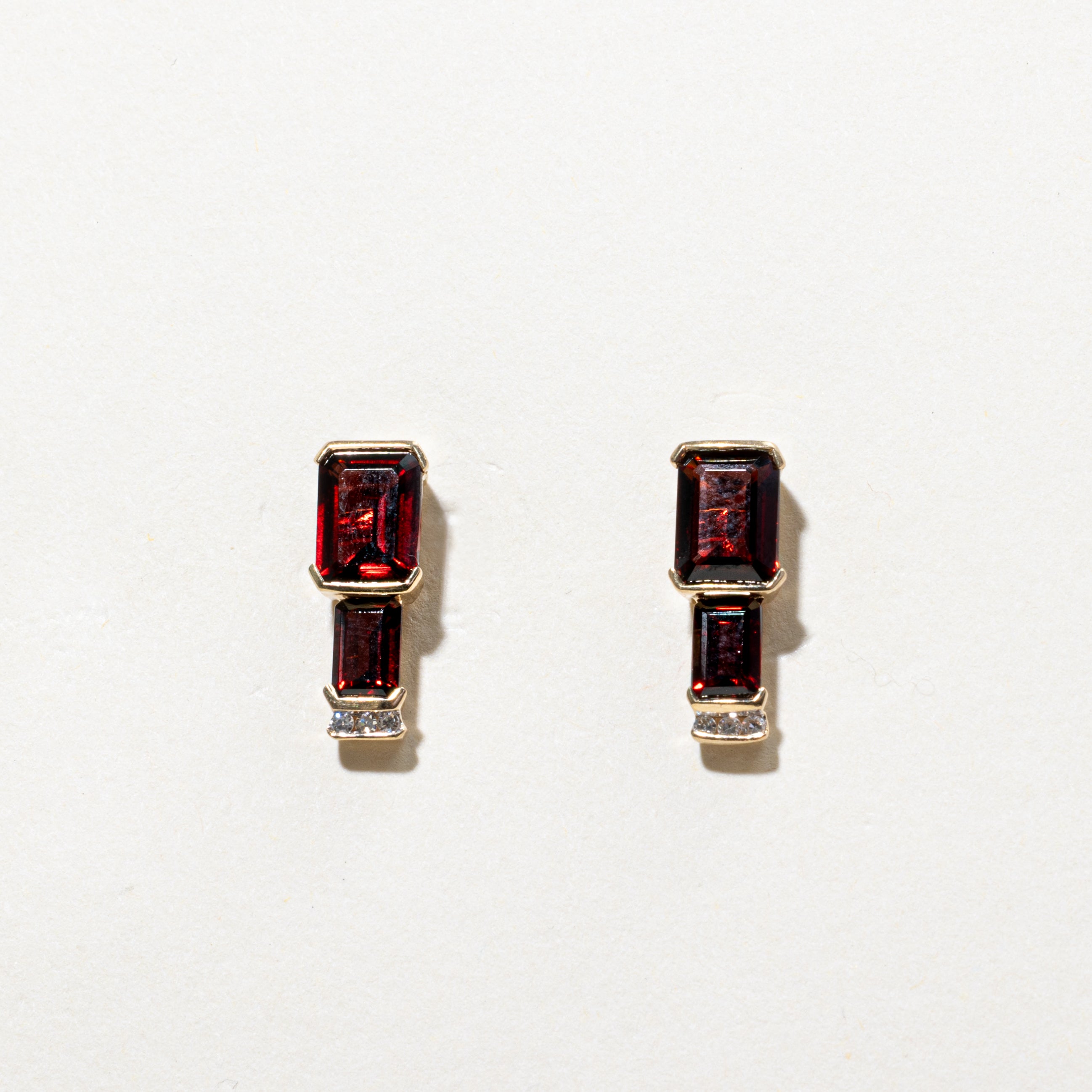 Boucles d'oreilles pendantes serties de grenats et de diamants | 4,25 ct au total, 0,06 ct au total
