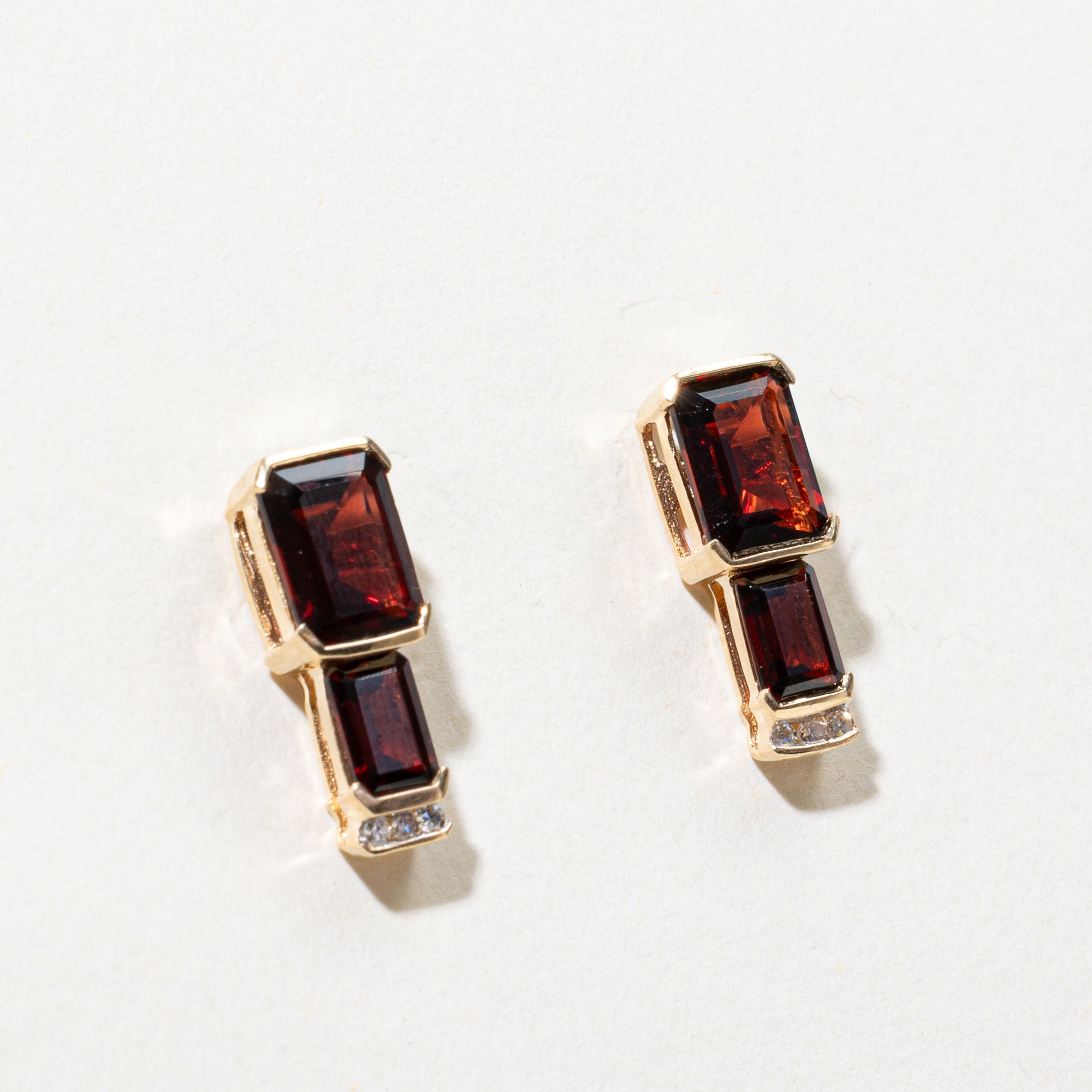 Boucles d'oreilles pendantes serties de grenats et de diamants | 4,25 ct au total, 0,06 ct au total