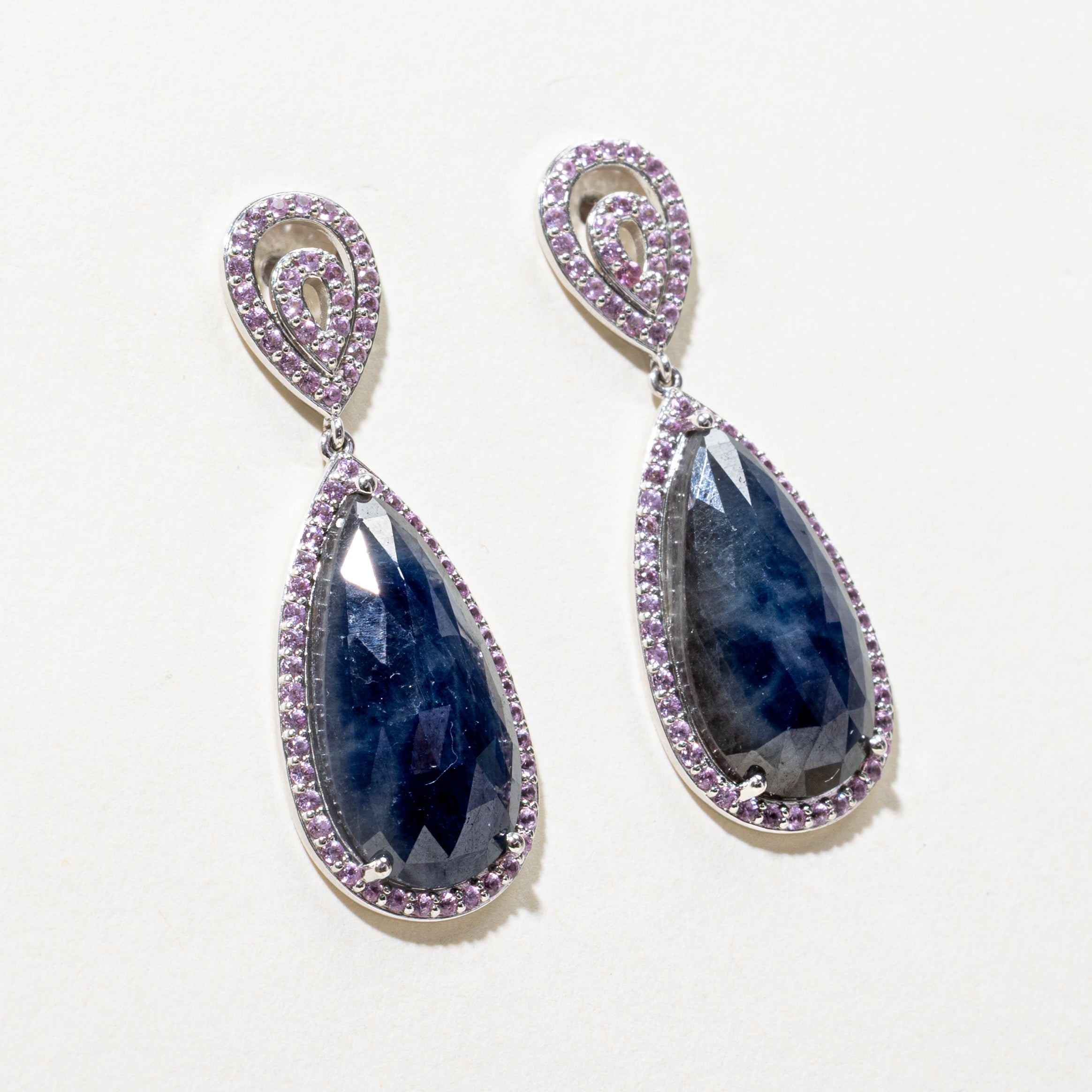Boucles d'oreilles en forme de larme, serties de saphirs synthétiques et traités, taille rose | 31,50 ct