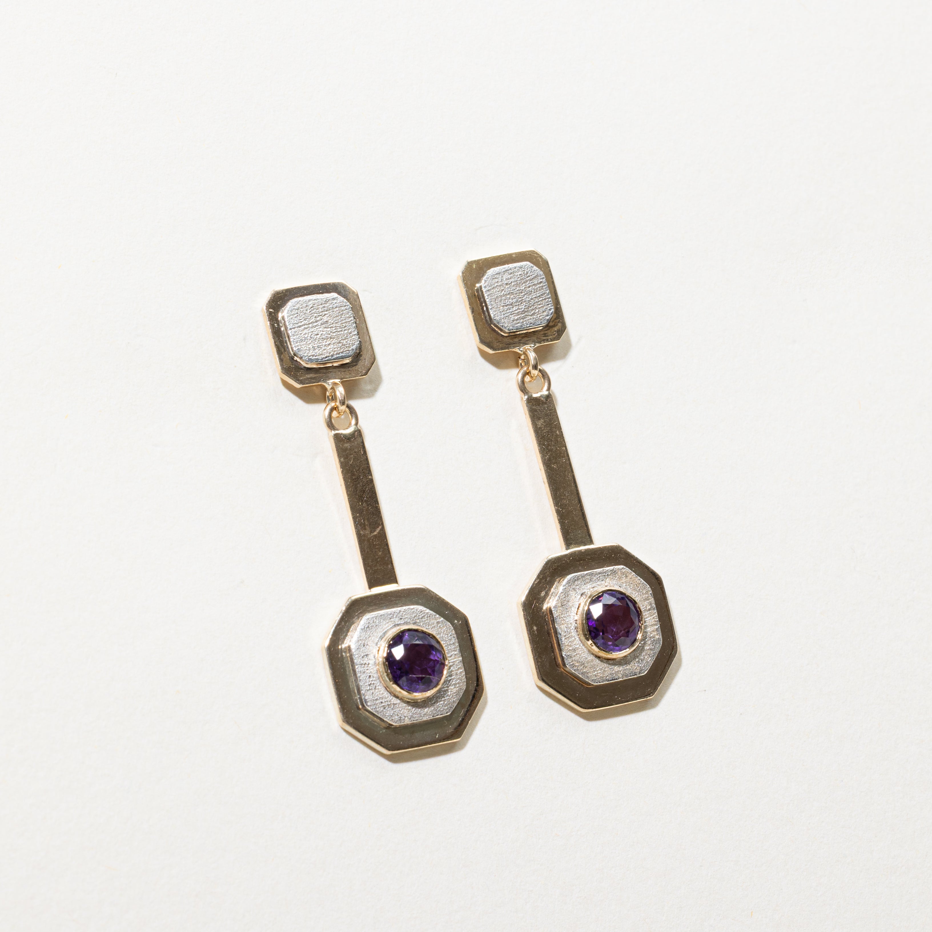 Boucles d'oreilles pendantes octogonales plates en améthyste texturée | 1,20 ct